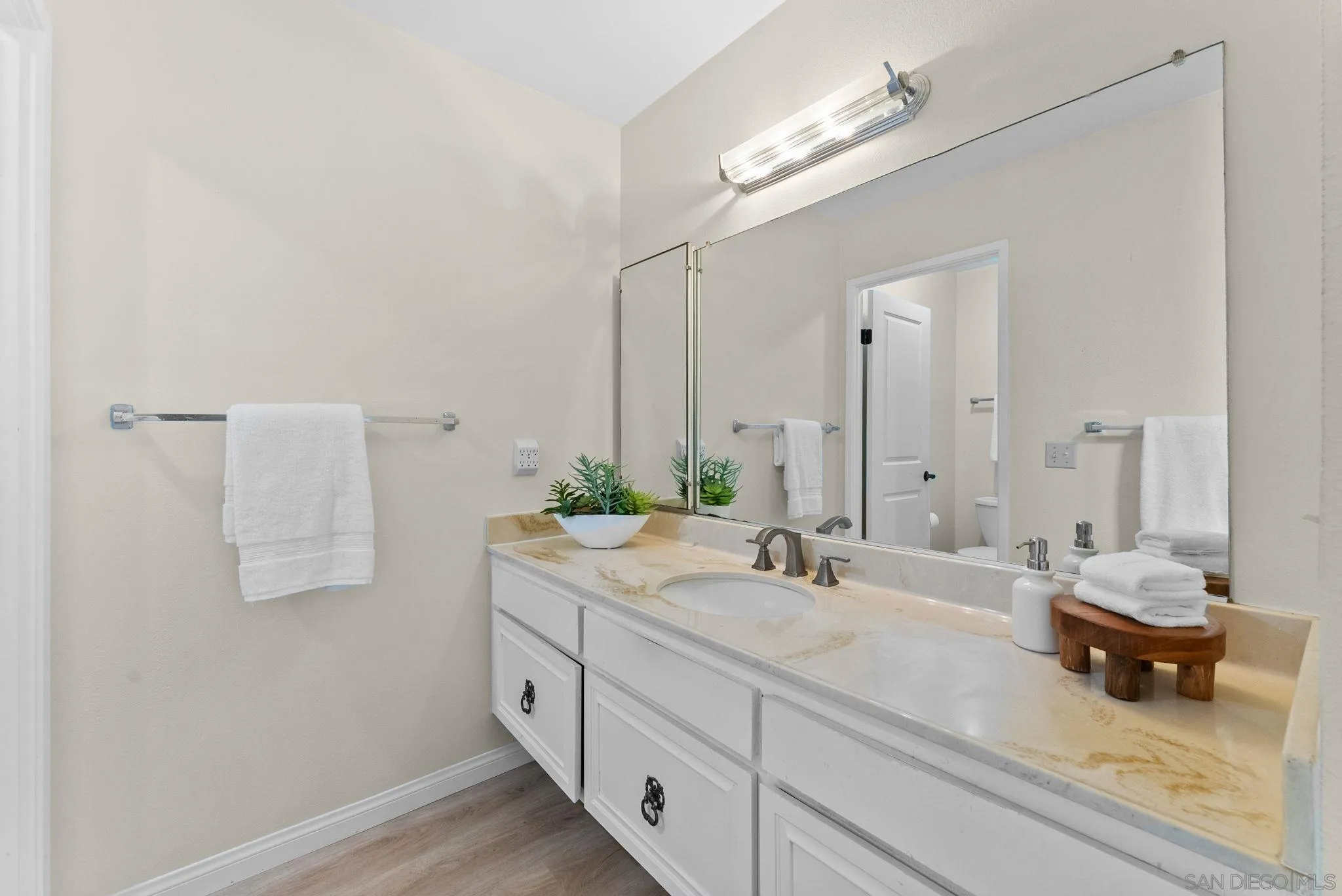 https://cdn.realtyfeed.com/cdn/127/260023795/0709cfcb7004546195bb007bd56a7a20.webp