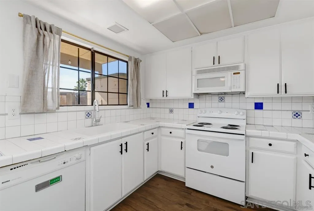 Escondido, CA 92025
