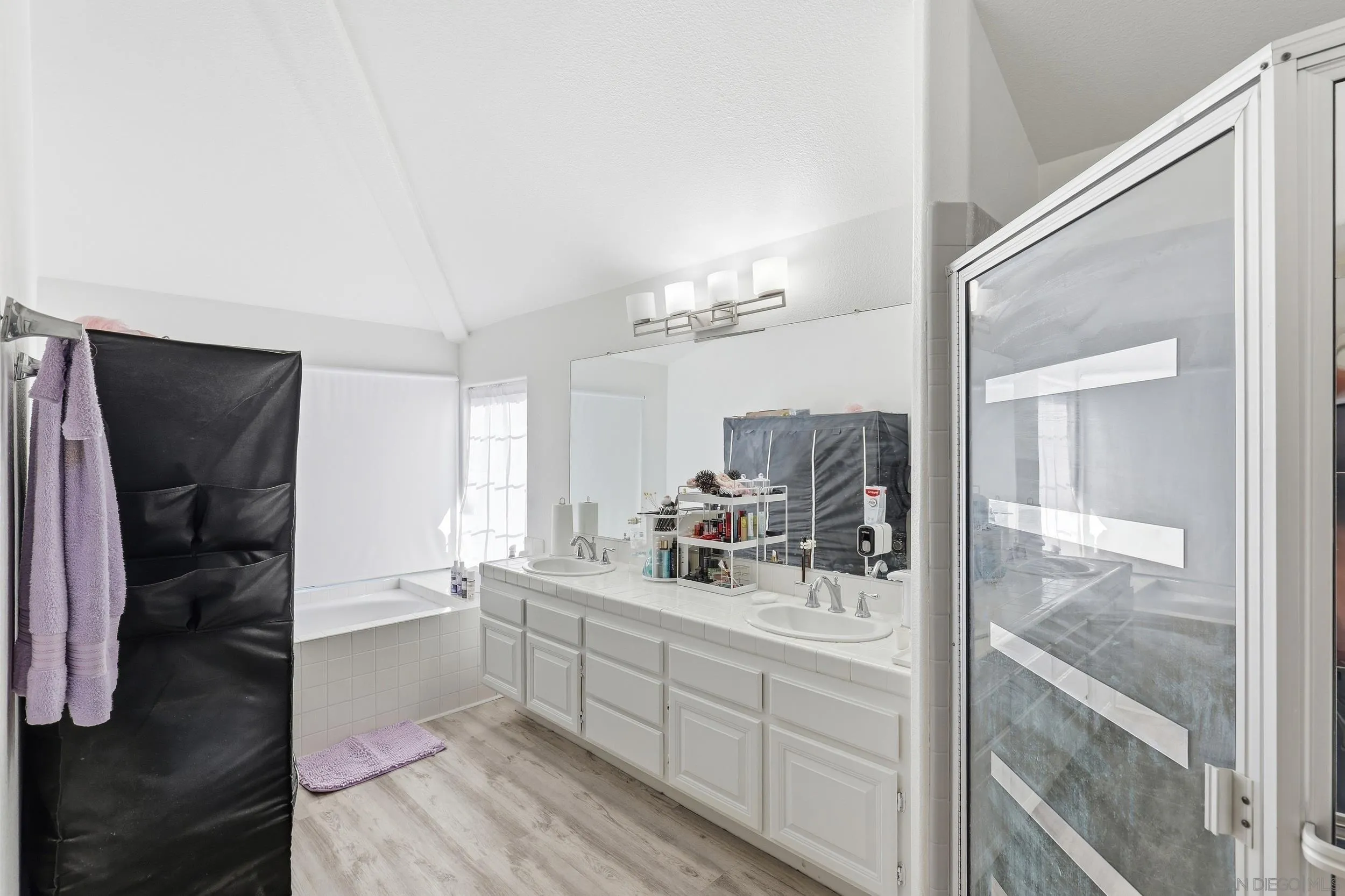 https://cdn.realtyfeed.com/cdn/127/260023847/cda463f1a5b5c49aa482e5e0670eb1b8.webp