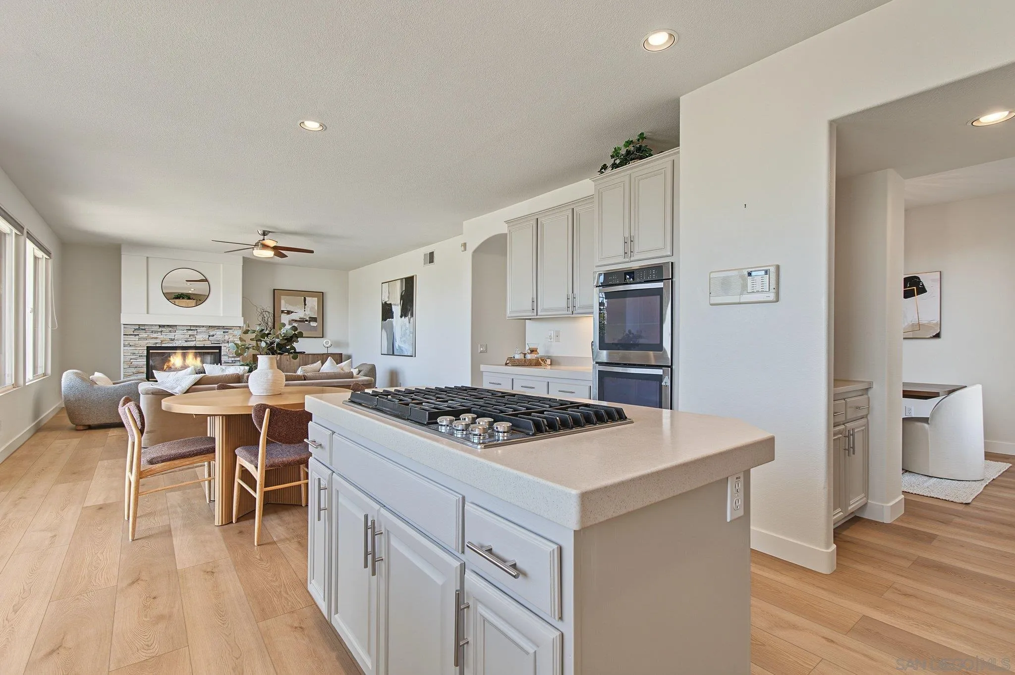 https://cdn.realtyfeed.com/cdn/127/260023861/6498b9a8ff39d93590d8a598a44cd8c9.webp