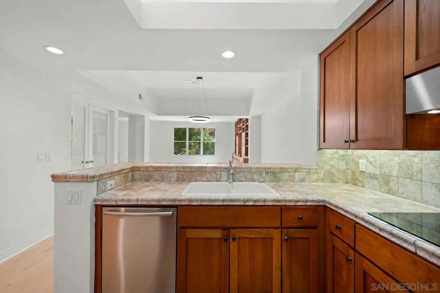 https://cdn.realtyfeed.com/cdn/127/260023866/32b508f053efc90a205cc065bbe8ee69.webp