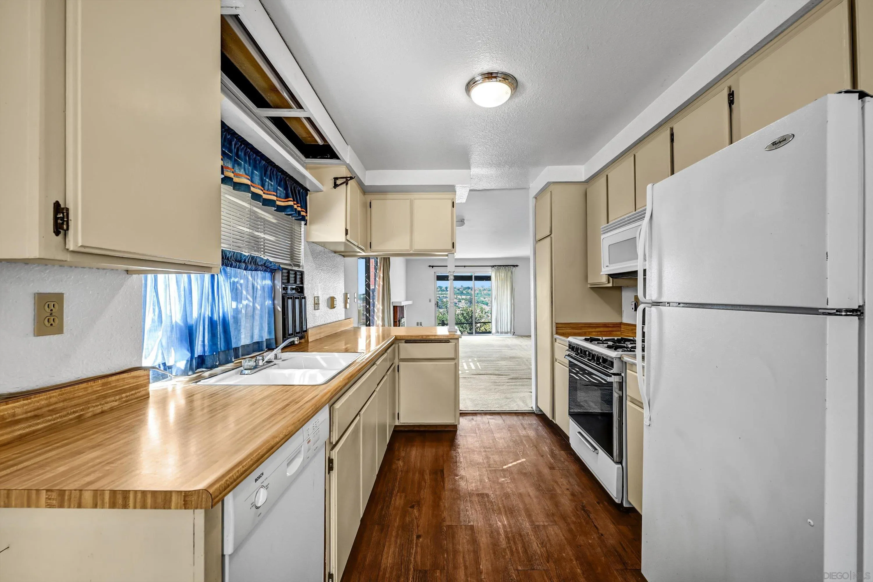 https://cdn.realtyfeed.com/cdn/127/260023889/00d951859cdec10fc7295a4d57f84d95.webp