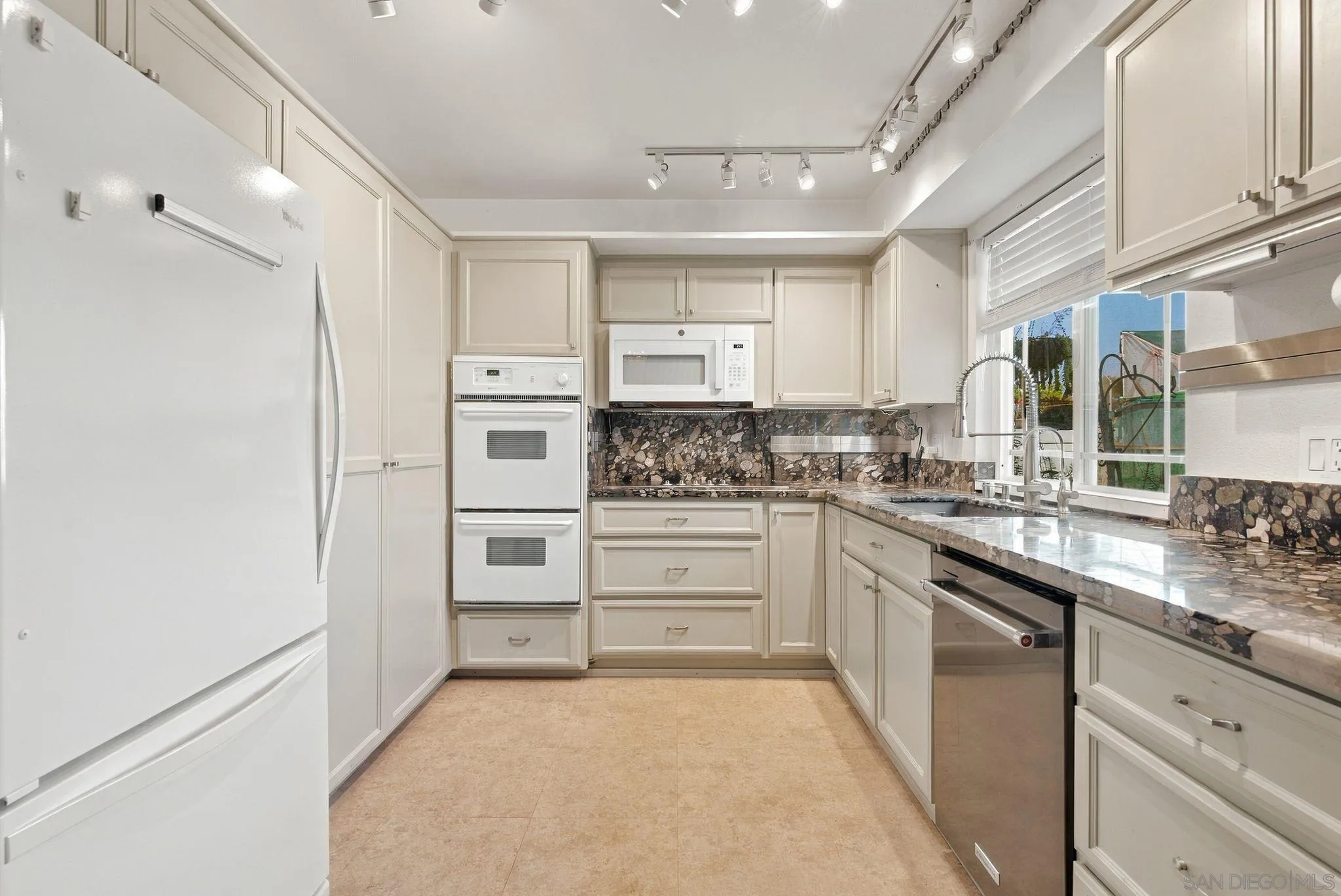https://cdn.realtyfeed.com/cdn/127/260023892/47d582ad6b16fa355152f6d8234d02e1.webp