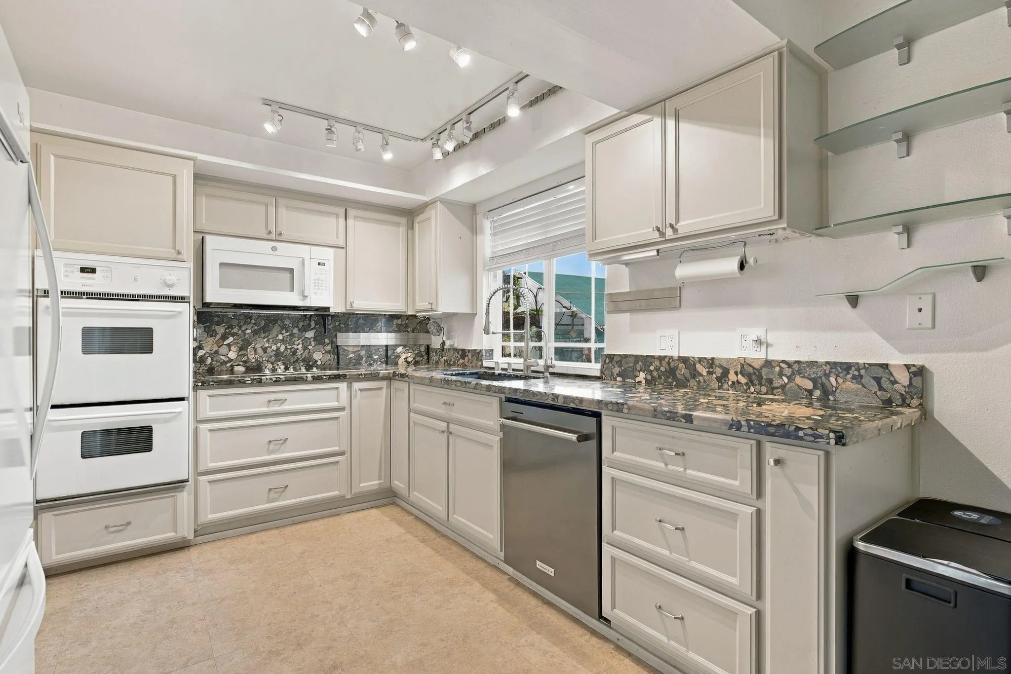 https://cdn.realtyfeed.com/cdn/127/260023892/e1528ffba98950e70b46dfd1bf229beb.webp