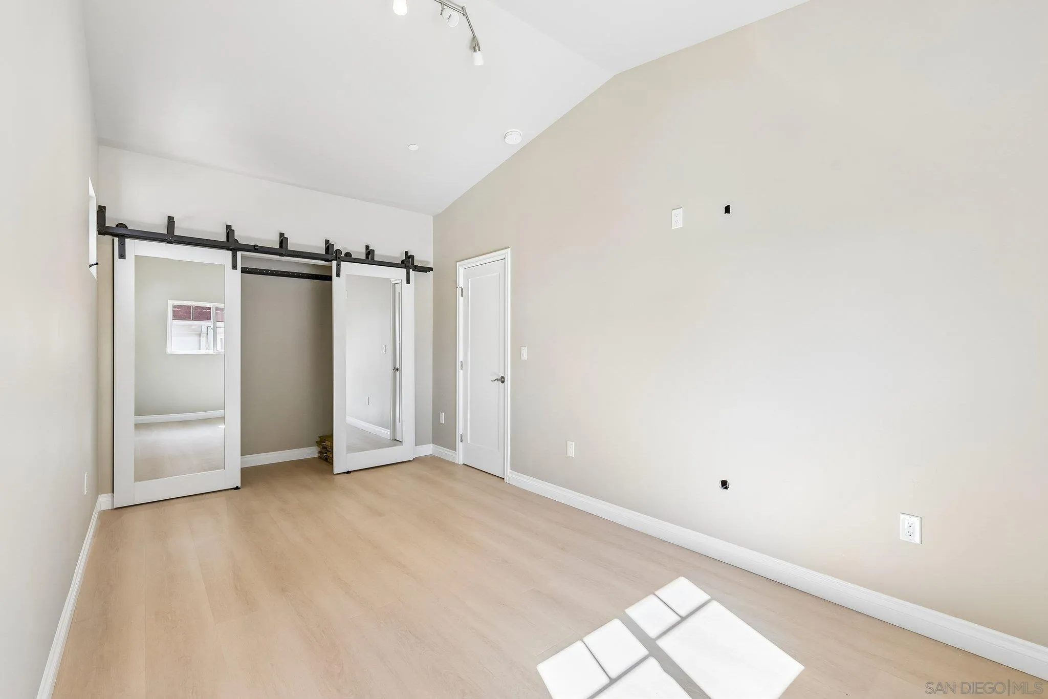 https://cdn.realtyfeed.com/cdn/127/260023898/1a66873e6efcd208e8cd64dc77bb1410.webp