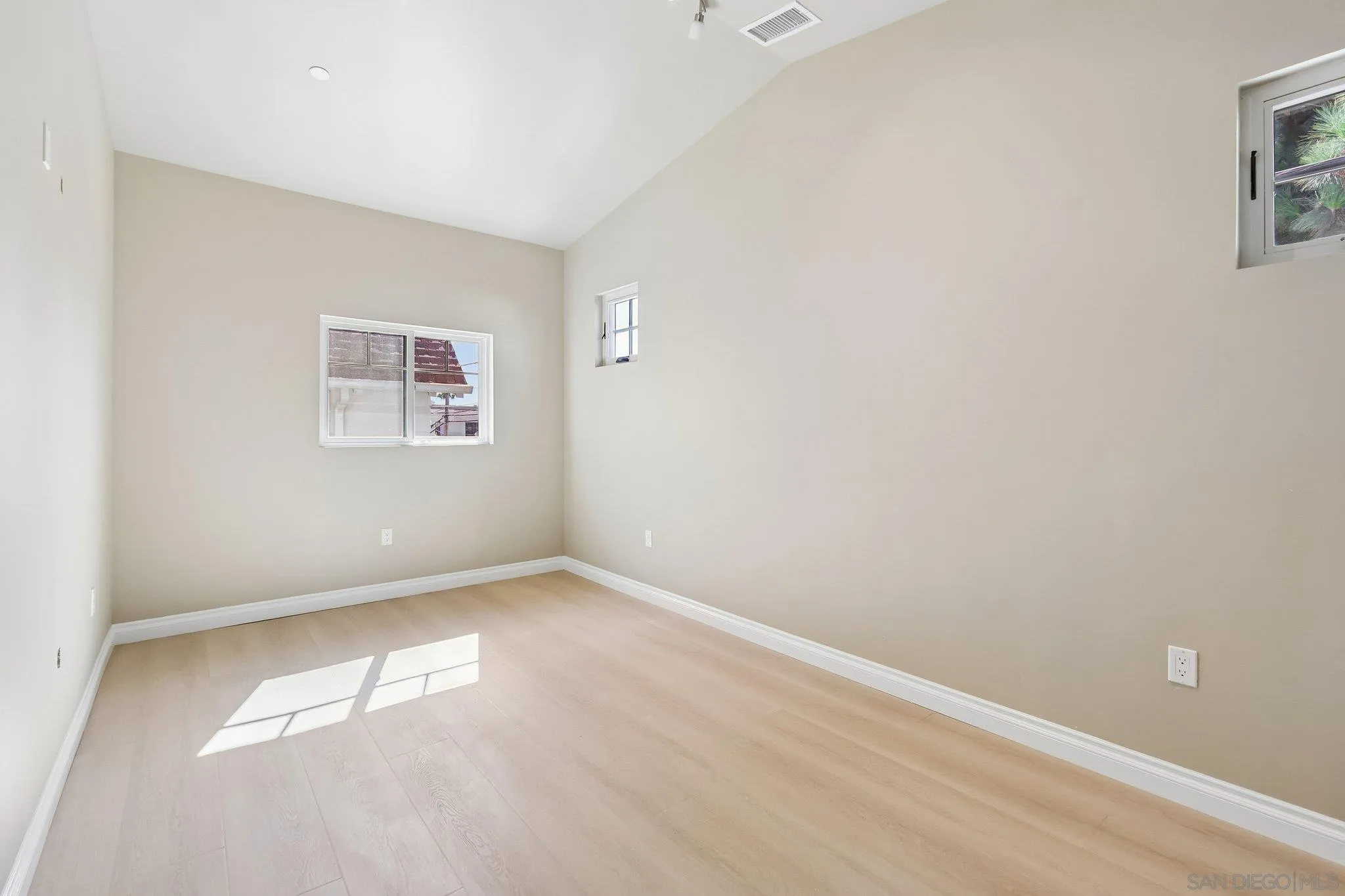 https://cdn.realtyfeed.com/cdn/127/260023898/9c7ddf01ca797a85af62692e7c03ad3c.webp
