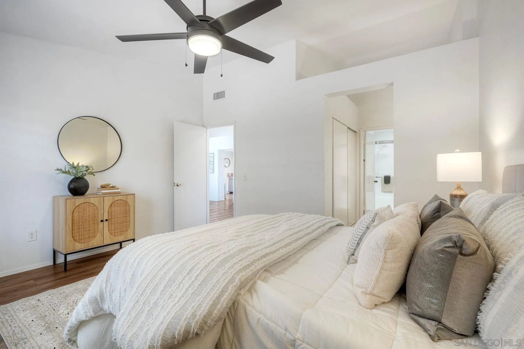 https://cdn.realtyfeed.com/cdn/127/260023900/f2d93d3b07c0544344eda01d9eaf691d.webp