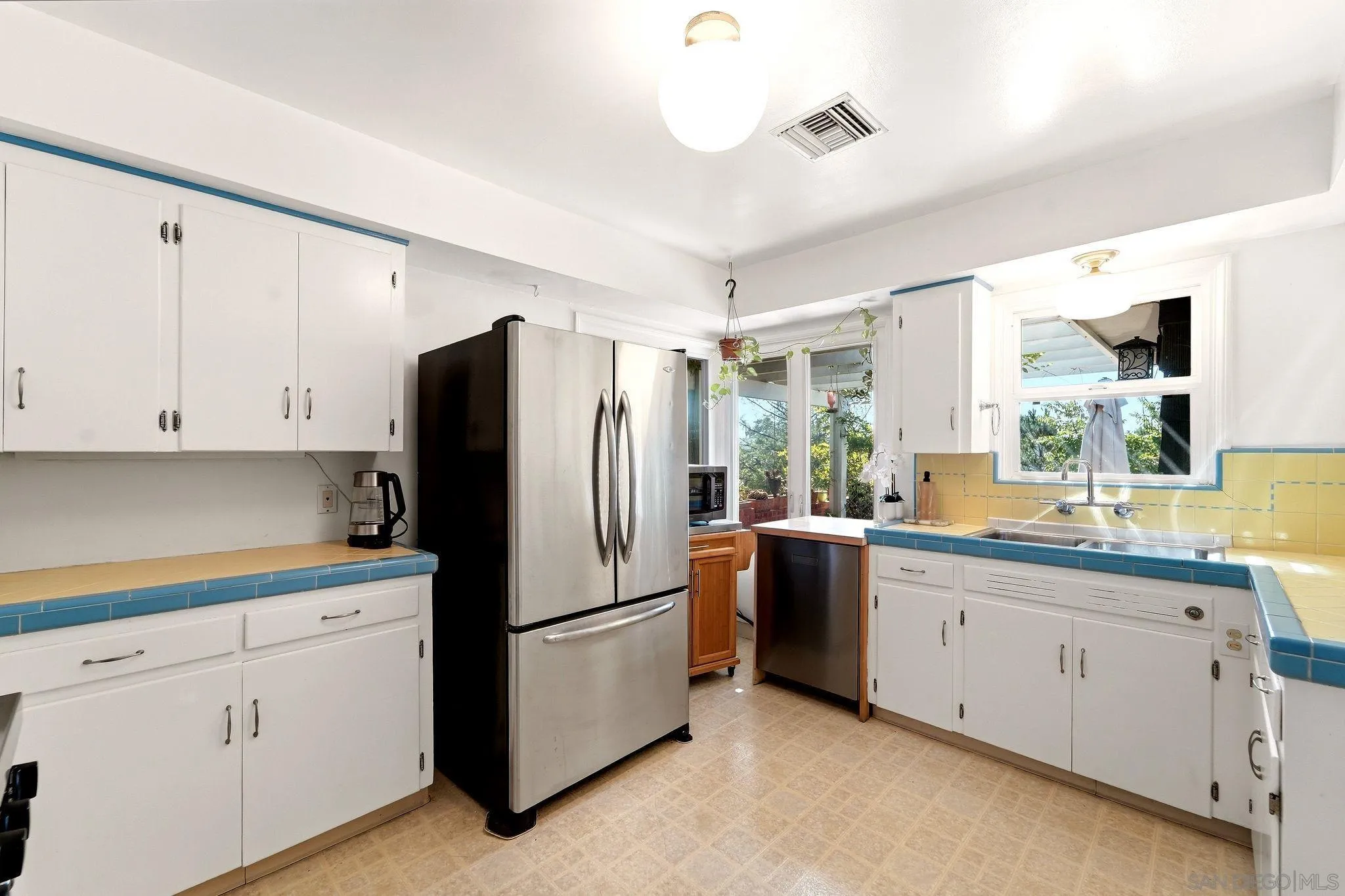 https://cdn.realtyfeed.com/cdn/127/260023901/774ecf7ba82e528a7a87cf370e3f8252.webp