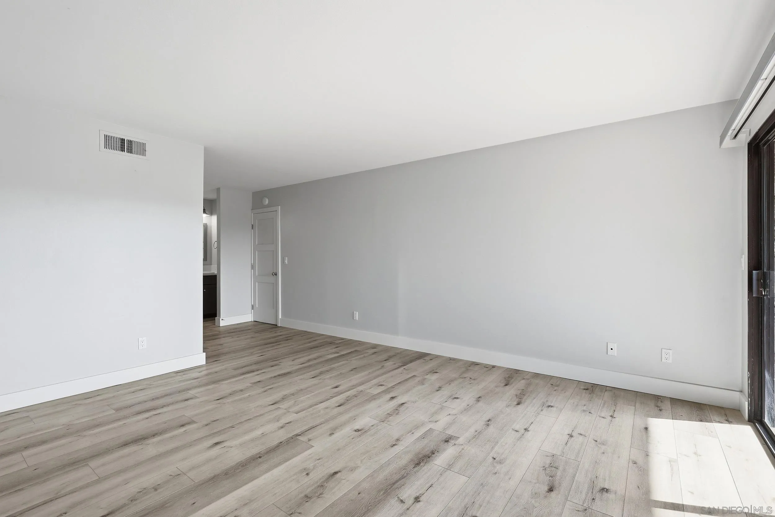 https://cdn.realtyfeed.com/cdn/127/260023912/ff8bc82d7a6dcfe25226f78d79fb248d.webp