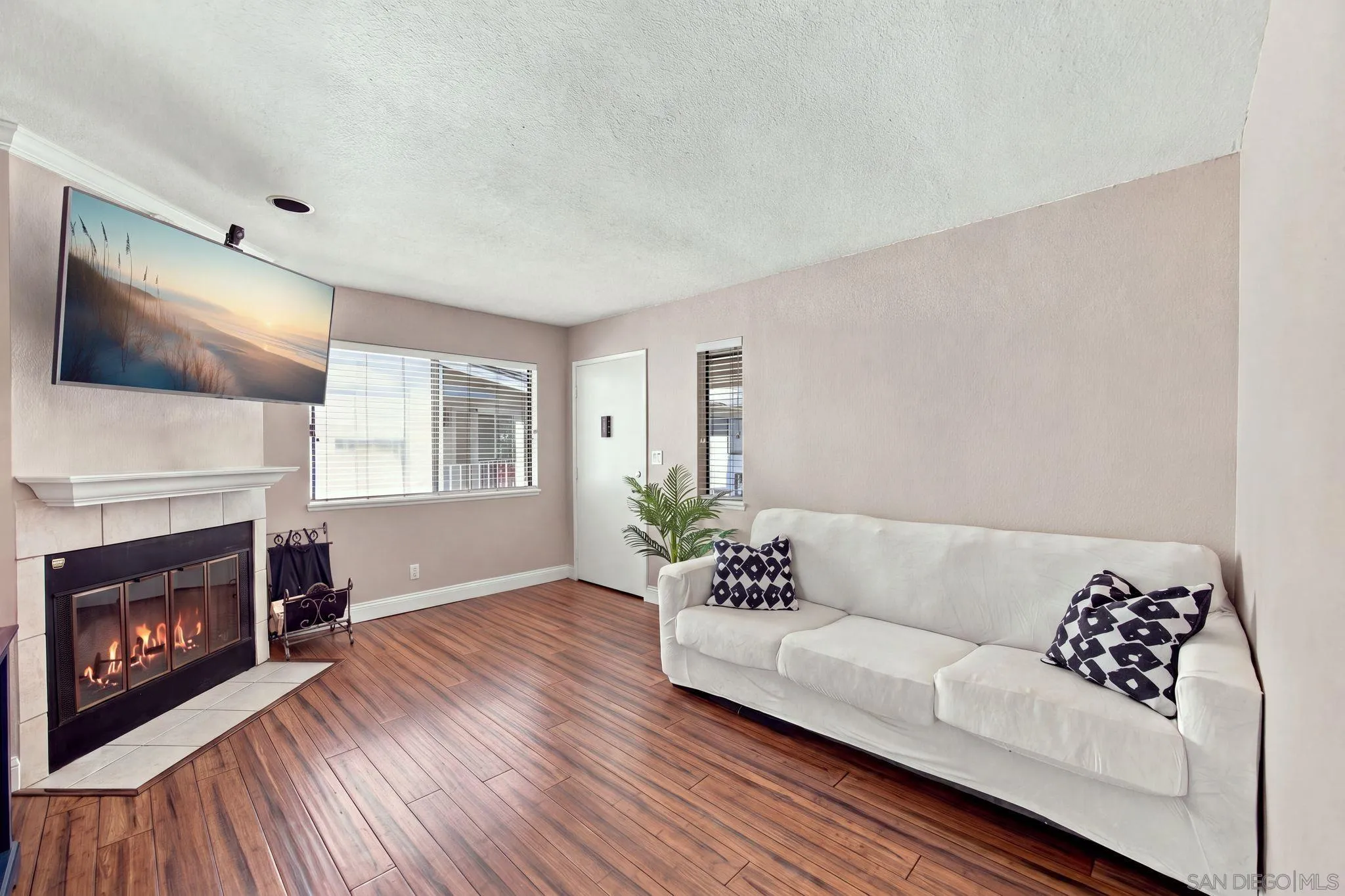 https://cdn.realtyfeed.com/cdn/127/260023921/04159469d1c4e1458775f7713f8eb1da.webp