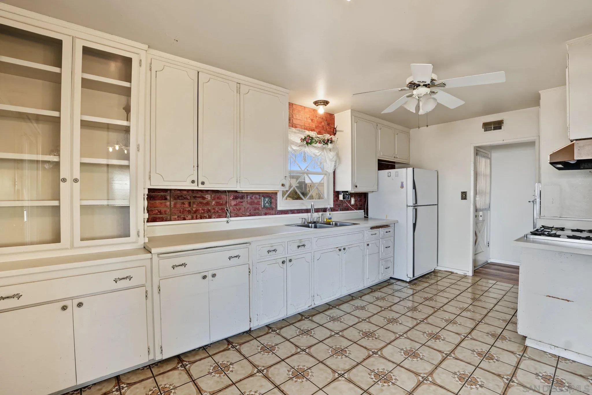 https://cdn.realtyfeed.com/cdn/127/260023922/61c0f4eed7313771eae1eaa70a57744f.webp
