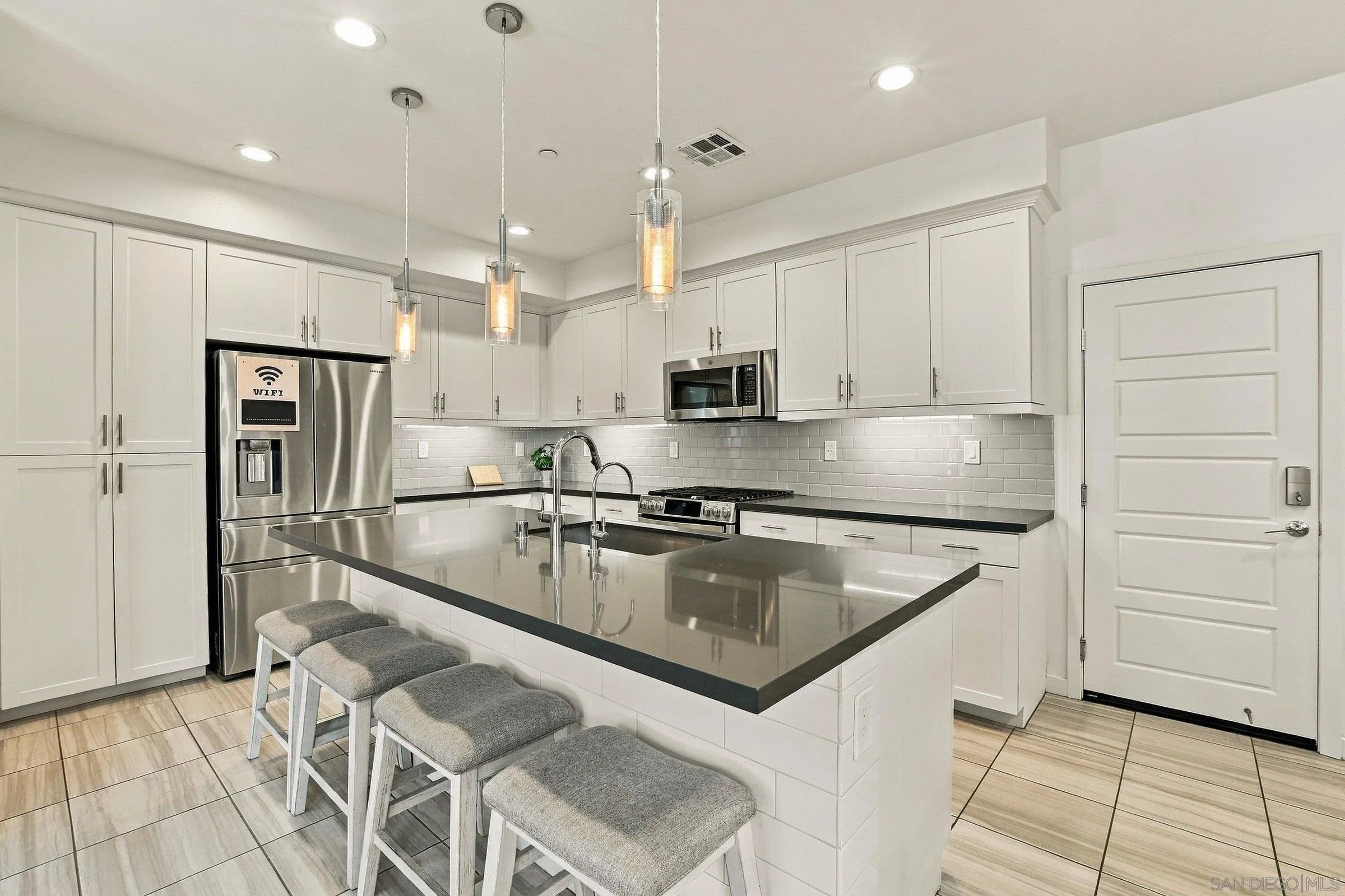 https://cdn.realtyfeed.com/cdn/127/260023923/c7f5ff85d3a38f9231c2850dbedfaa6b.webp