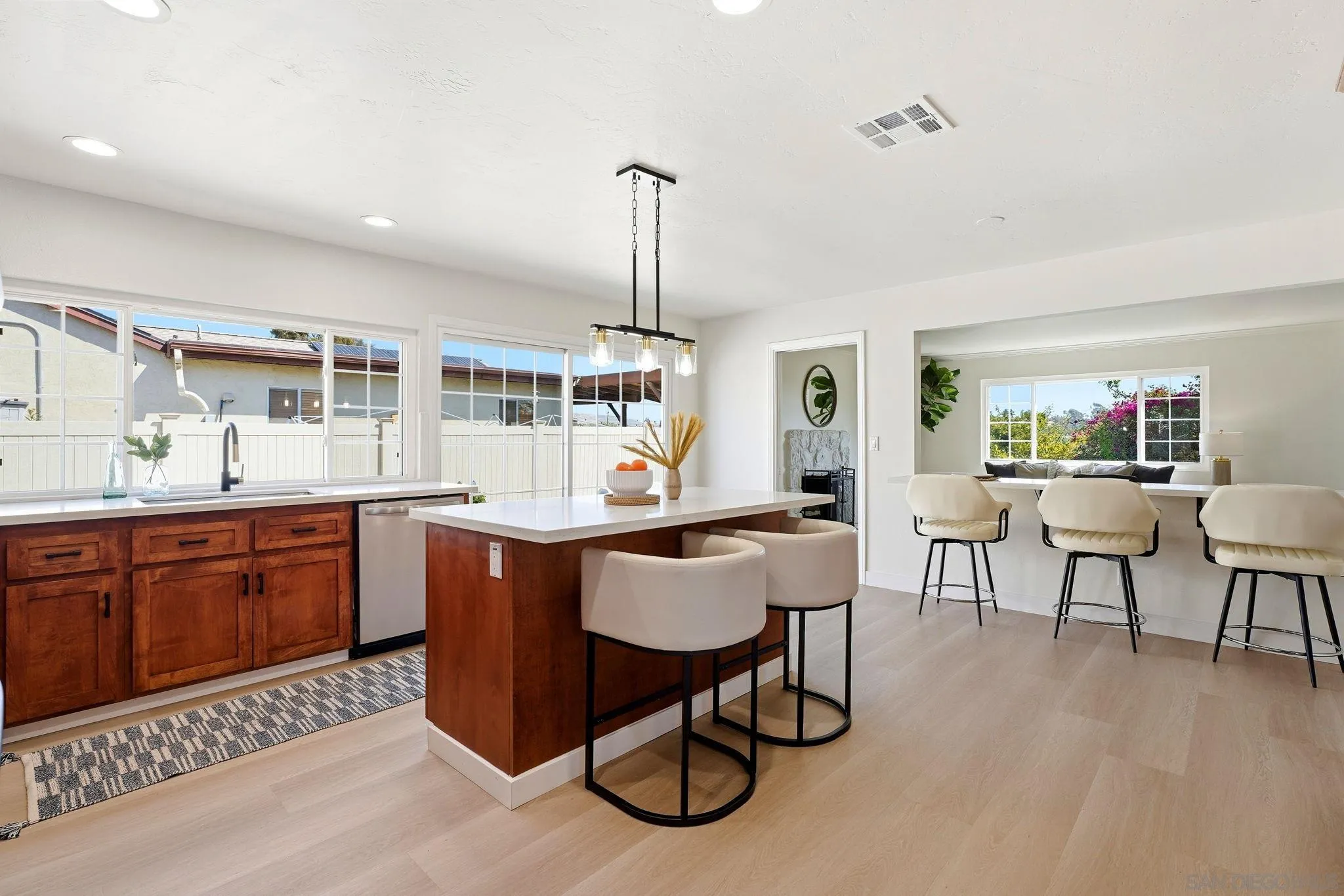 https://cdn.realtyfeed.com/cdn/127/260023925/83943a2aa1e9b8720654a24592c4e3f8.webp