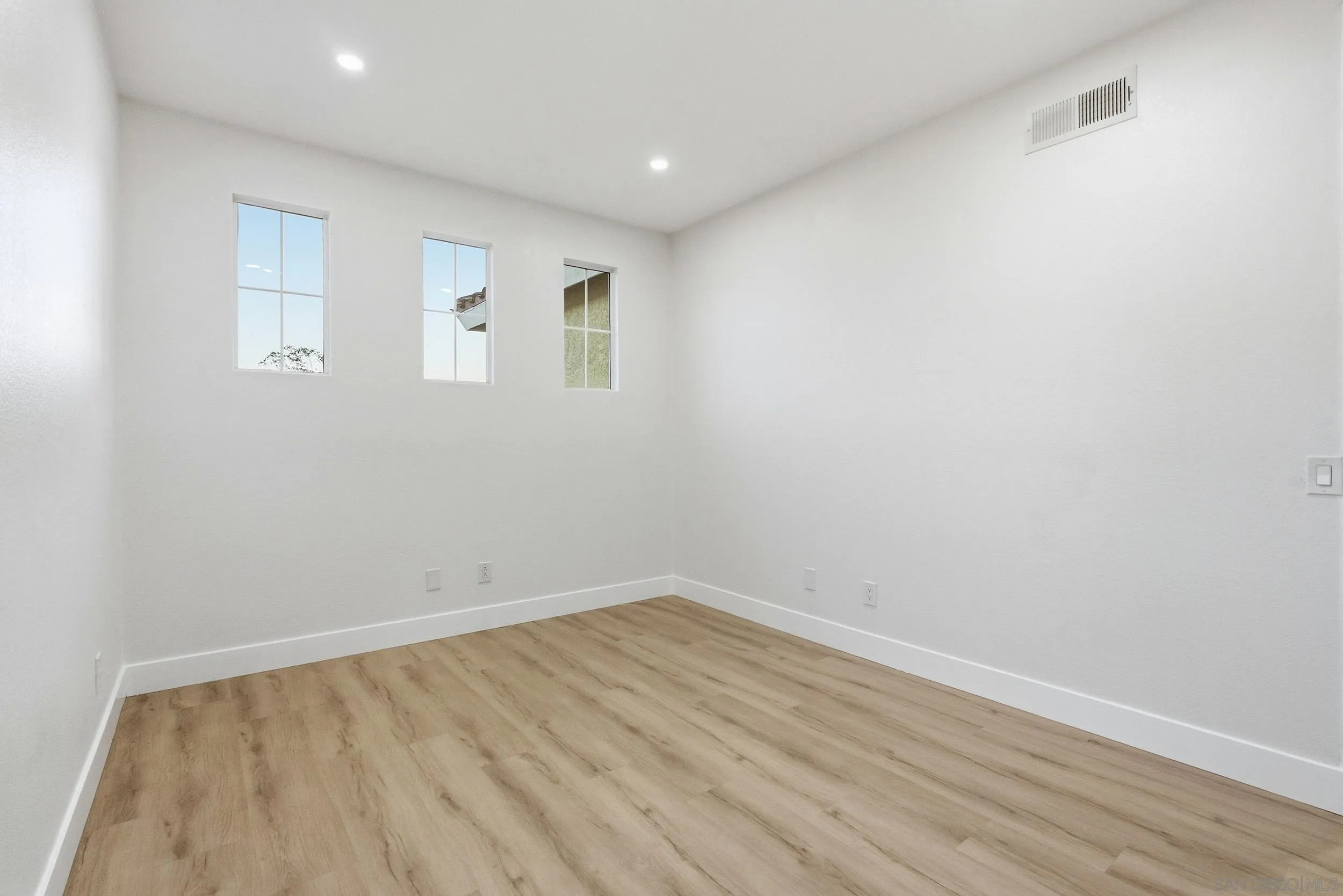 https://cdn.realtyfeed.com/cdn/127/260023931/936bc8cceb81e4267a1a1ed10f433f7f.webp