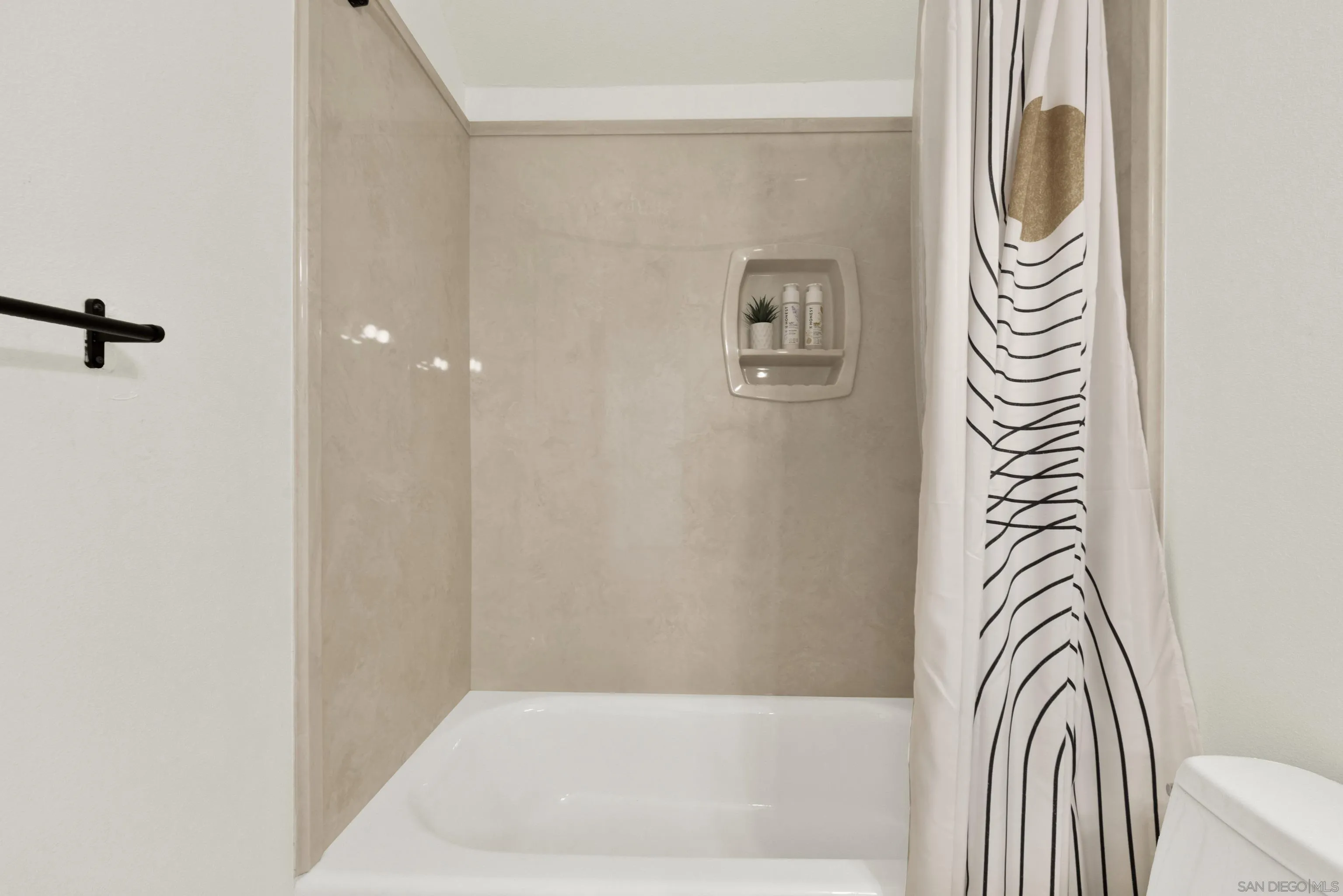 https://cdn.realtyfeed.com/cdn/127/260023939/716b9efb3a12c4f8ea29c8df8336ff0d.webp