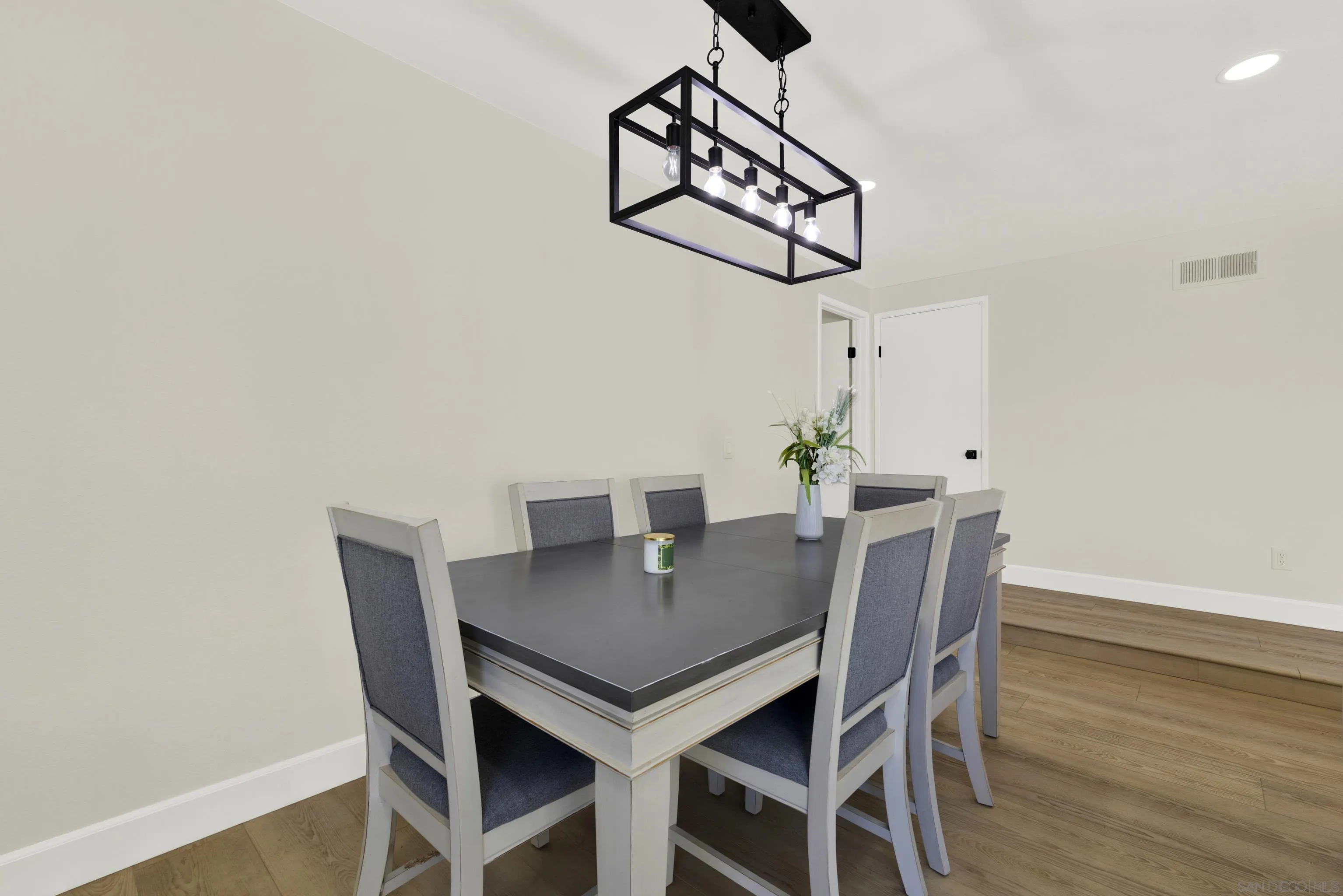 https://cdn.realtyfeed.com/cdn/127/260023939/92995396cd348e76534e2ad94f498dd7.webp