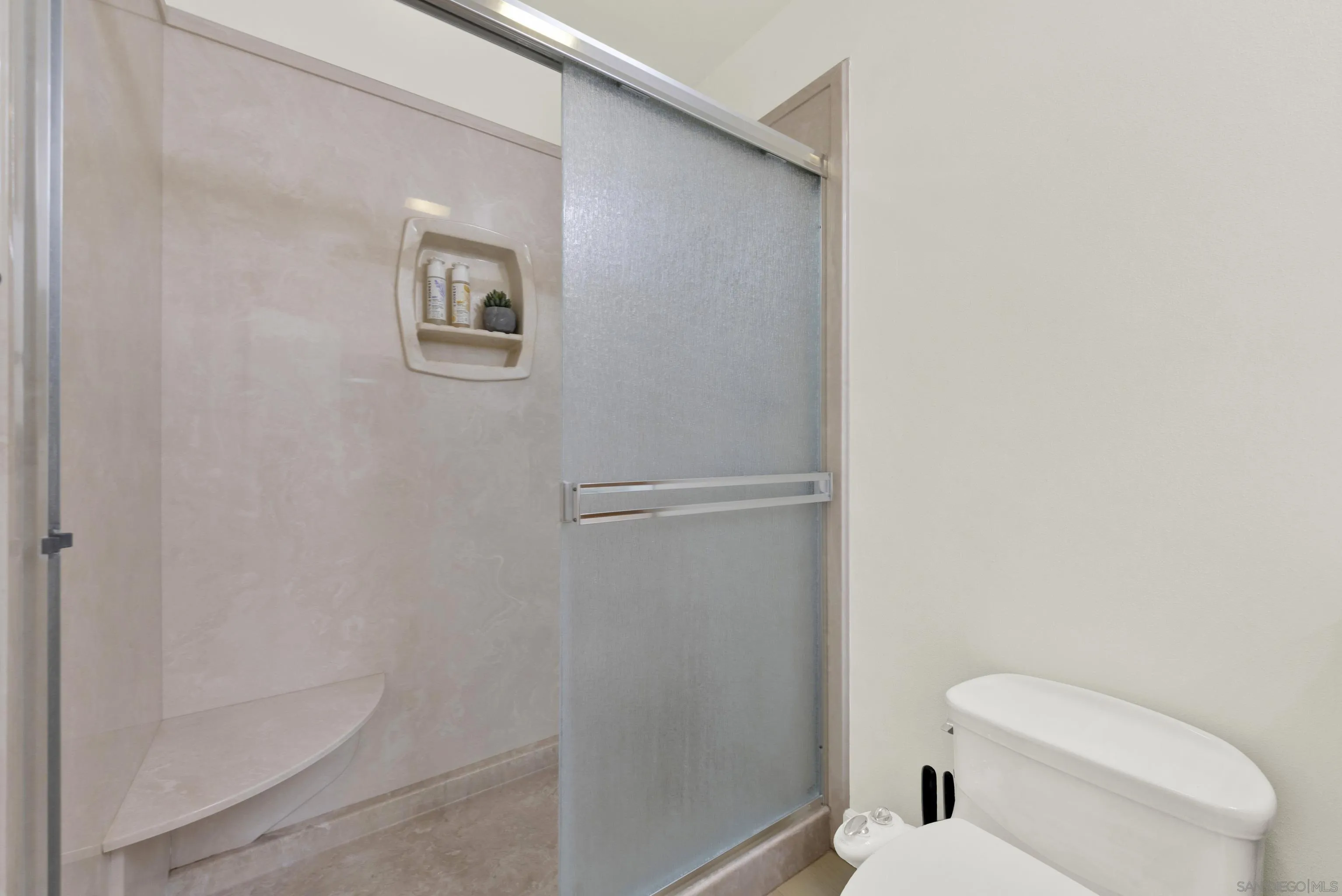 https://cdn.realtyfeed.com/cdn/127/260023939/98ae7a64ff6fa5974bf5b2474134fc53.webp