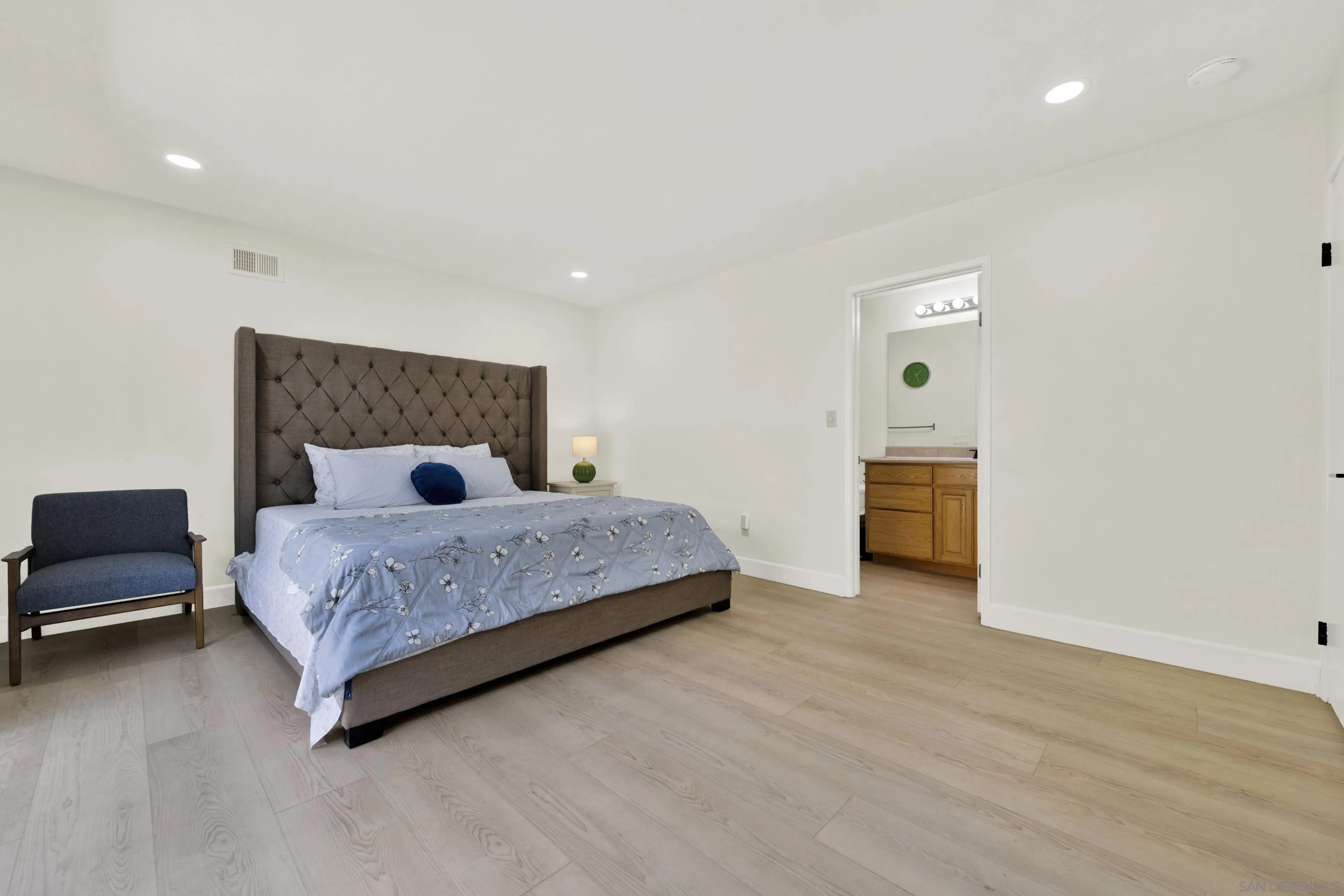 https://cdn.realtyfeed.com/cdn/127/260023939/a4d9e2c3288180679a3ff27a12dabc65.webp