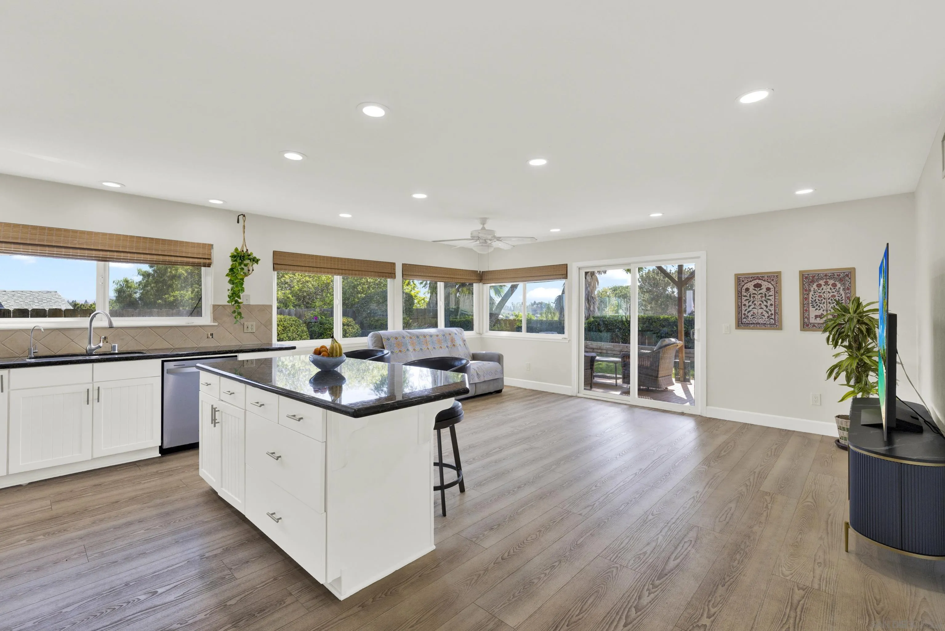 https://cdn.realtyfeed.com/cdn/127/260023939/dfcbc66327efee67856b98e5530b3648.webp