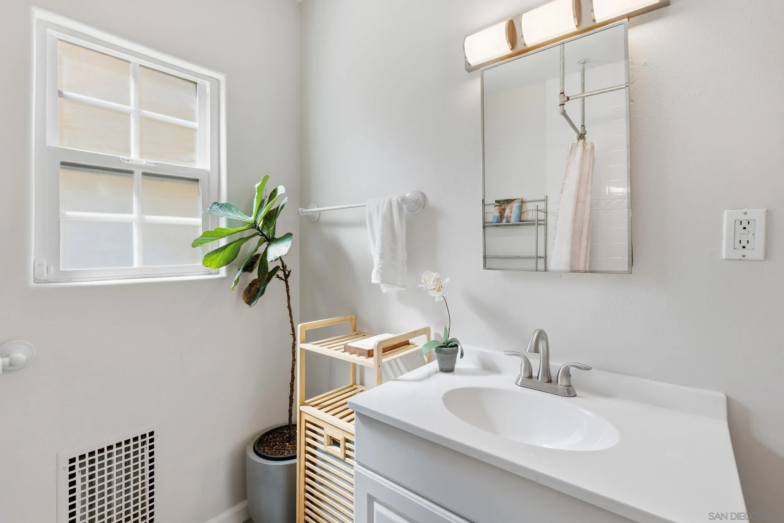 https://cdn.realtyfeed.com/cdn/127/260023940/9ff4d8ad7eaed615f2c068b770488455.webp
