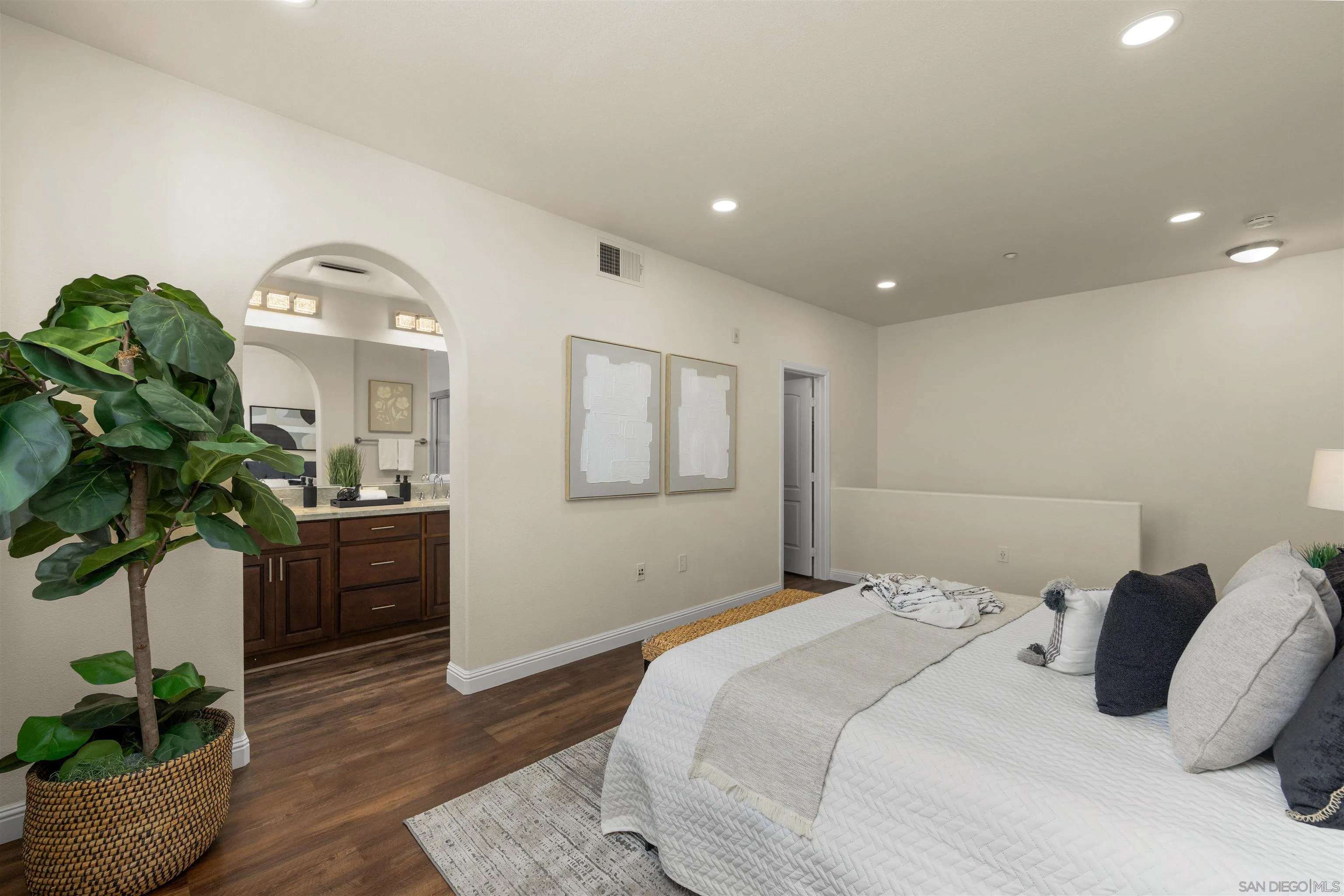 https://cdn.realtyfeed.com/cdn/127/260023948/1d6ad851ec83fa129464771e059cf1ad.webp