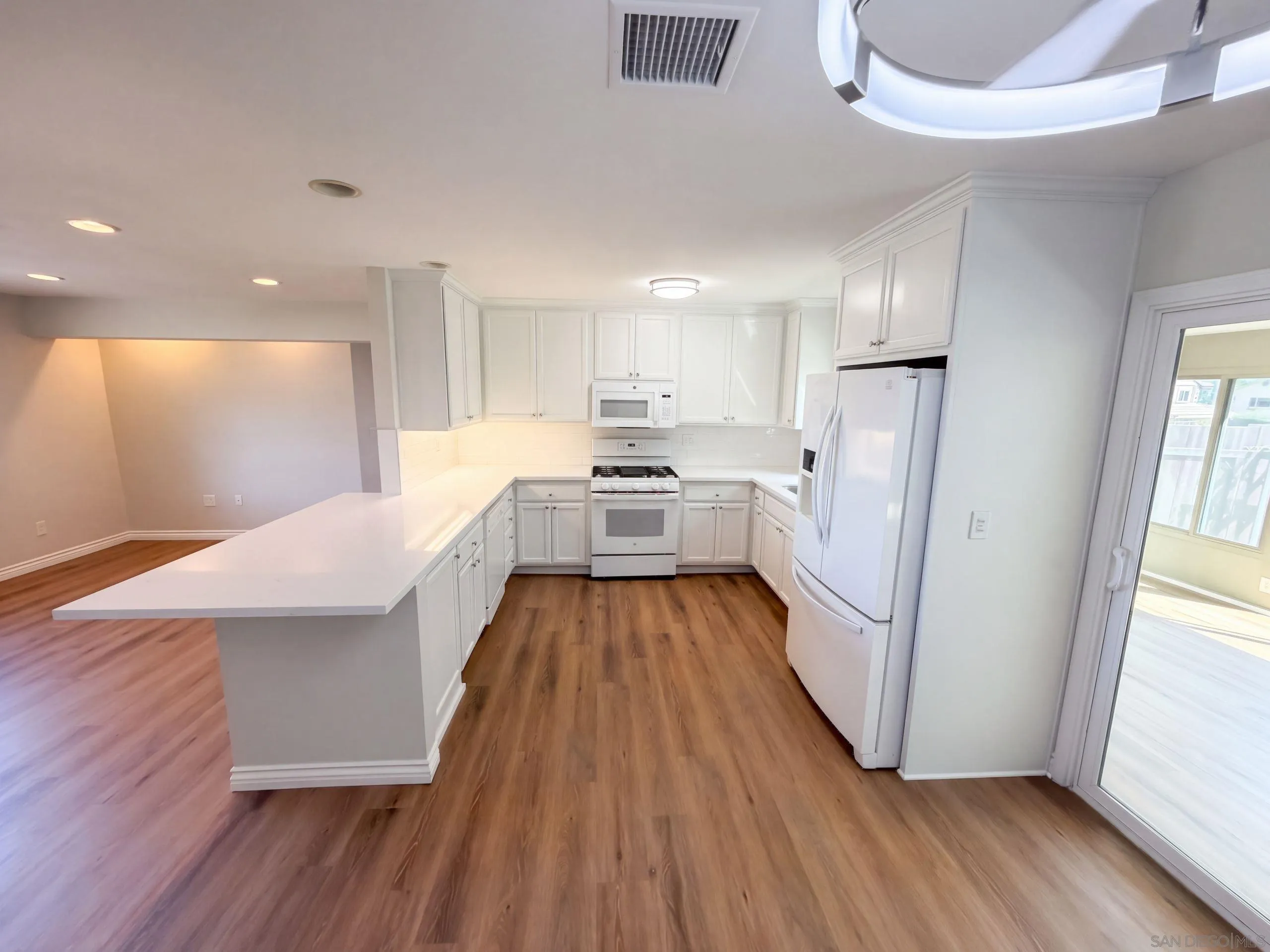 https://cdn.realtyfeed.com/cdn/127/260023951/02f84a9f6ad039fe087440adeeaefc44.webp