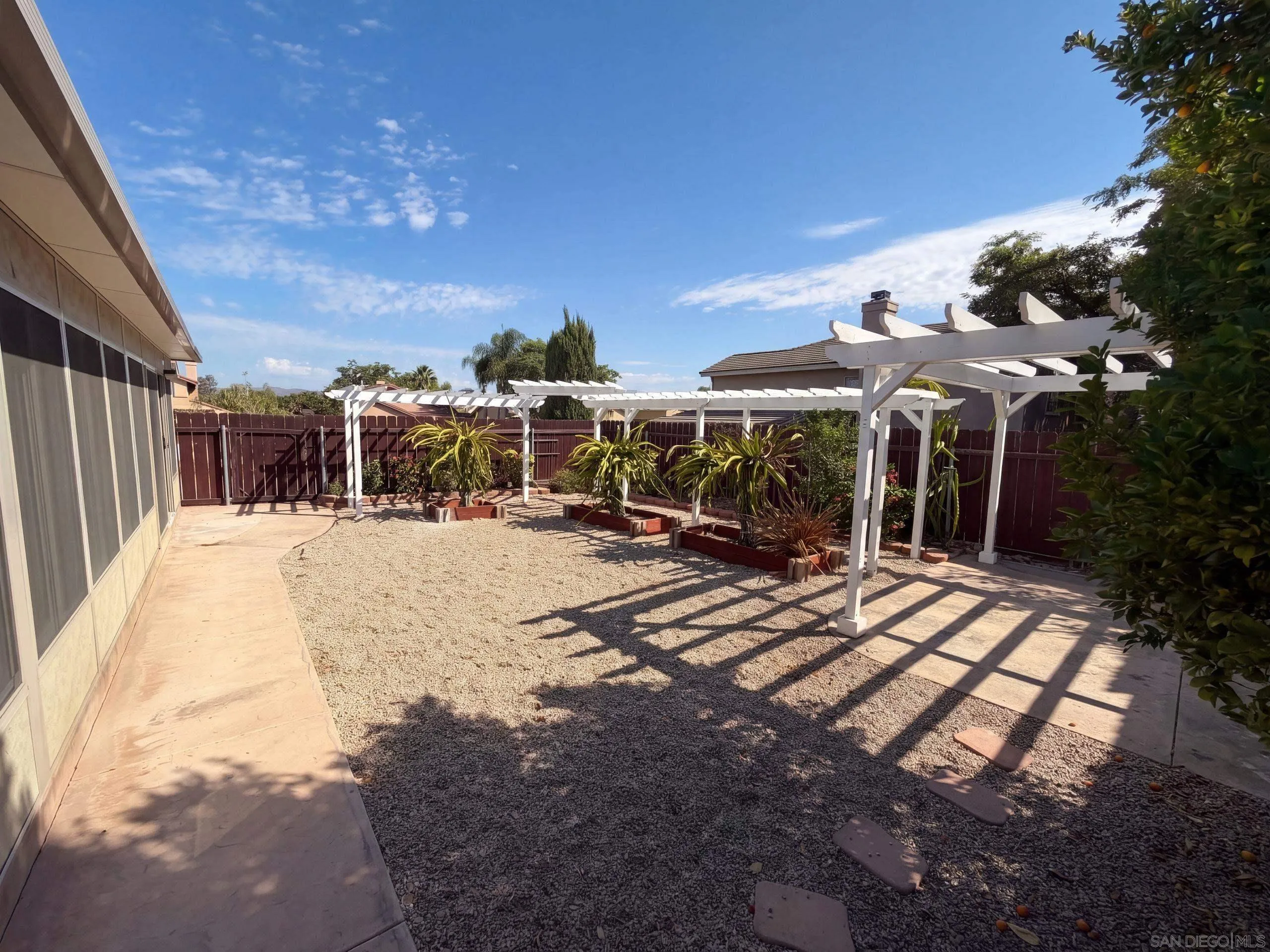 https://cdn.realtyfeed.com/cdn/127/260023951/dfcd23f1eddc7873cbc7d0fa894c5754.webp