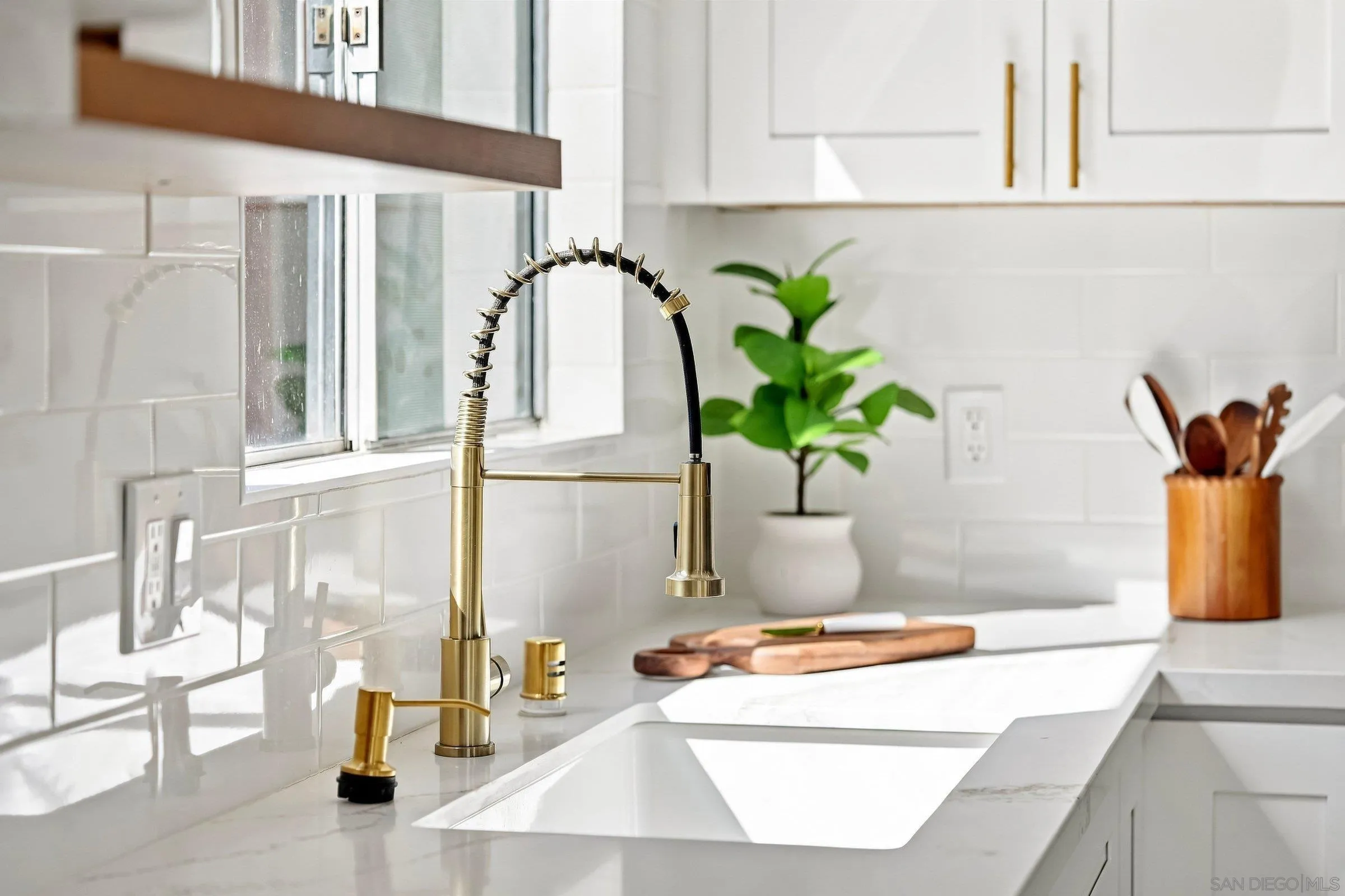 https://cdn.realtyfeed.com/cdn/127/260023953/a9724d2c4930273edc3ede3d55c31fd2.webp