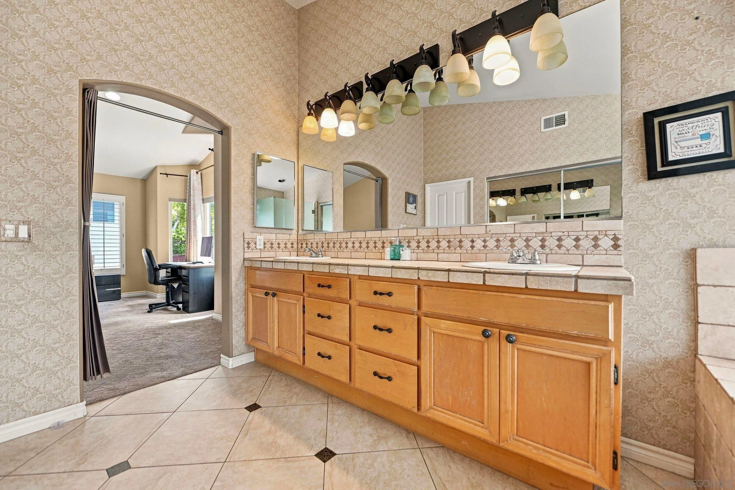 https://cdn.realtyfeed.com/cdn/127/260023963/c454b0713f98a02766fd8e1ddb296fae.webp