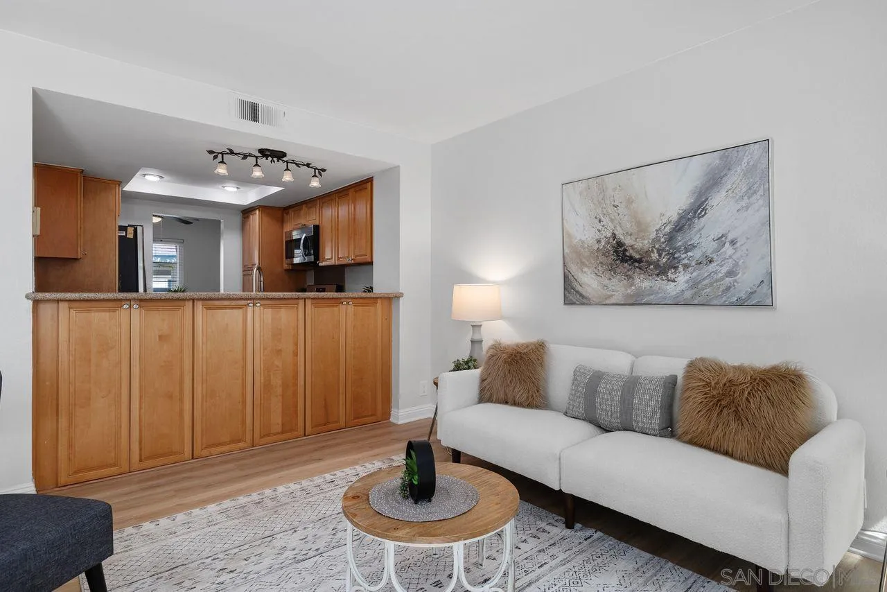 https://cdn.realtyfeed.com/cdn/127/260023972/1c9f3907d8afb32d9df332c376431742.webp