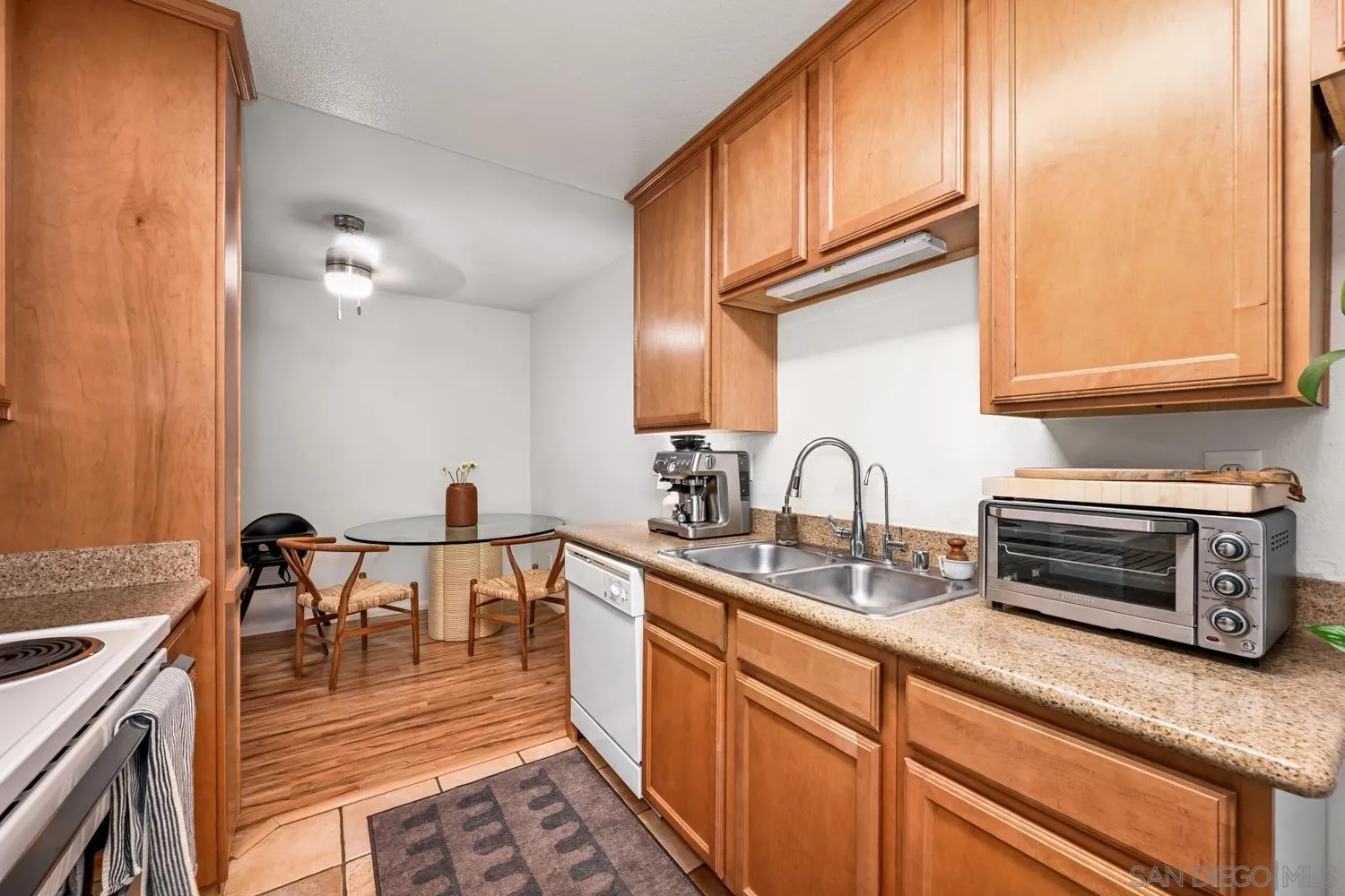 https://cdn.realtyfeed.com/cdn/127/260024007/ee8f468ea893b81747a747444459e1e1.webp