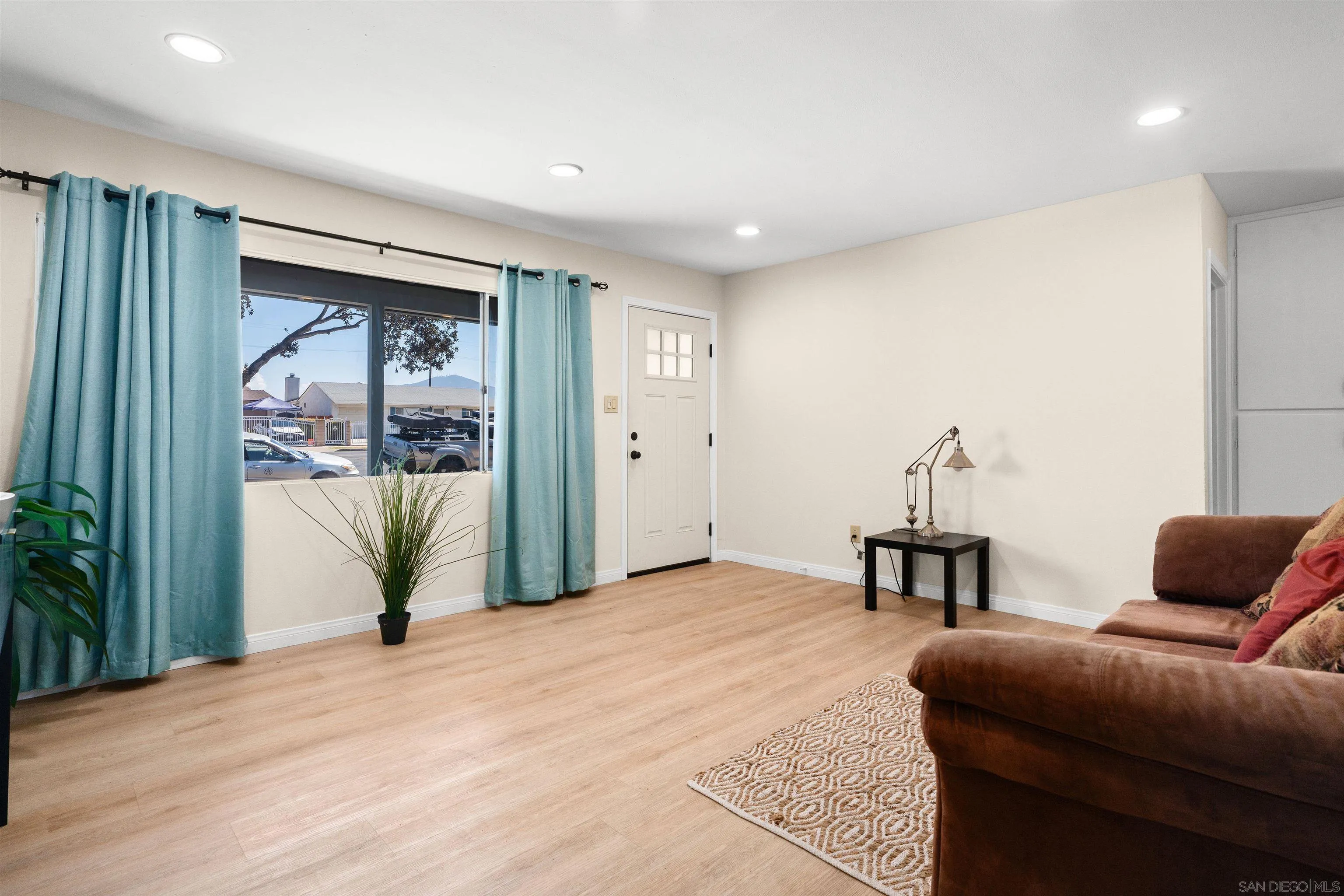 https://cdn.realtyfeed.com/cdn/127/260024008/490d227fd6cc366d18704d53702fbe74.webp