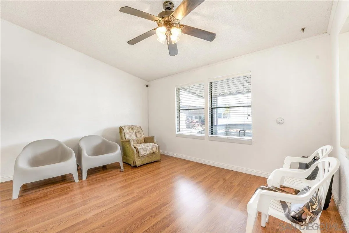https://cdn.realtyfeed.com/cdn/127/260024032/4dbb09e8efe9a2aa181dbdcf9fa13adc.webp