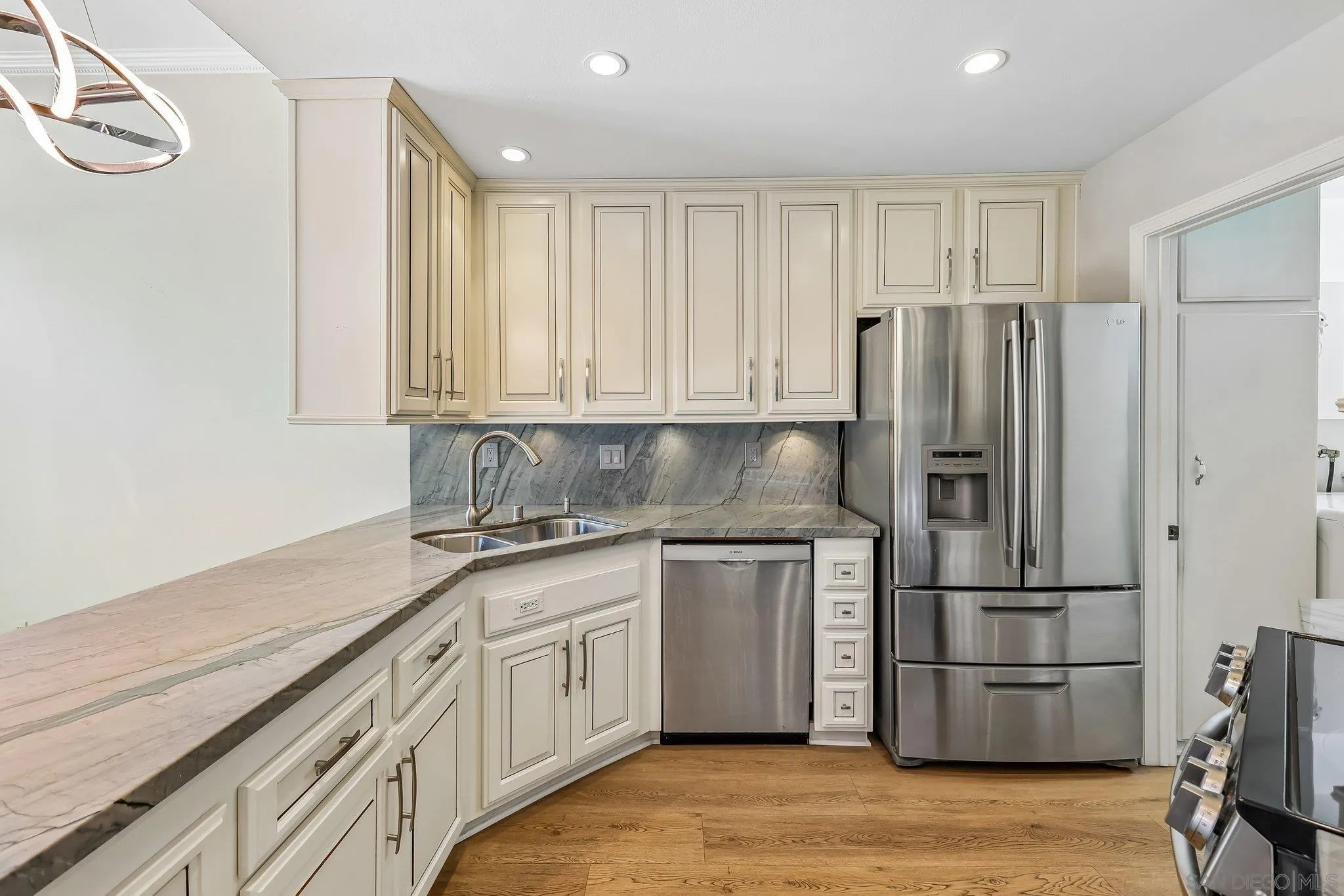 https://cdn.realtyfeed.com/cdn/127/260024045/0debc269e28b06700b25441604cec741.webp