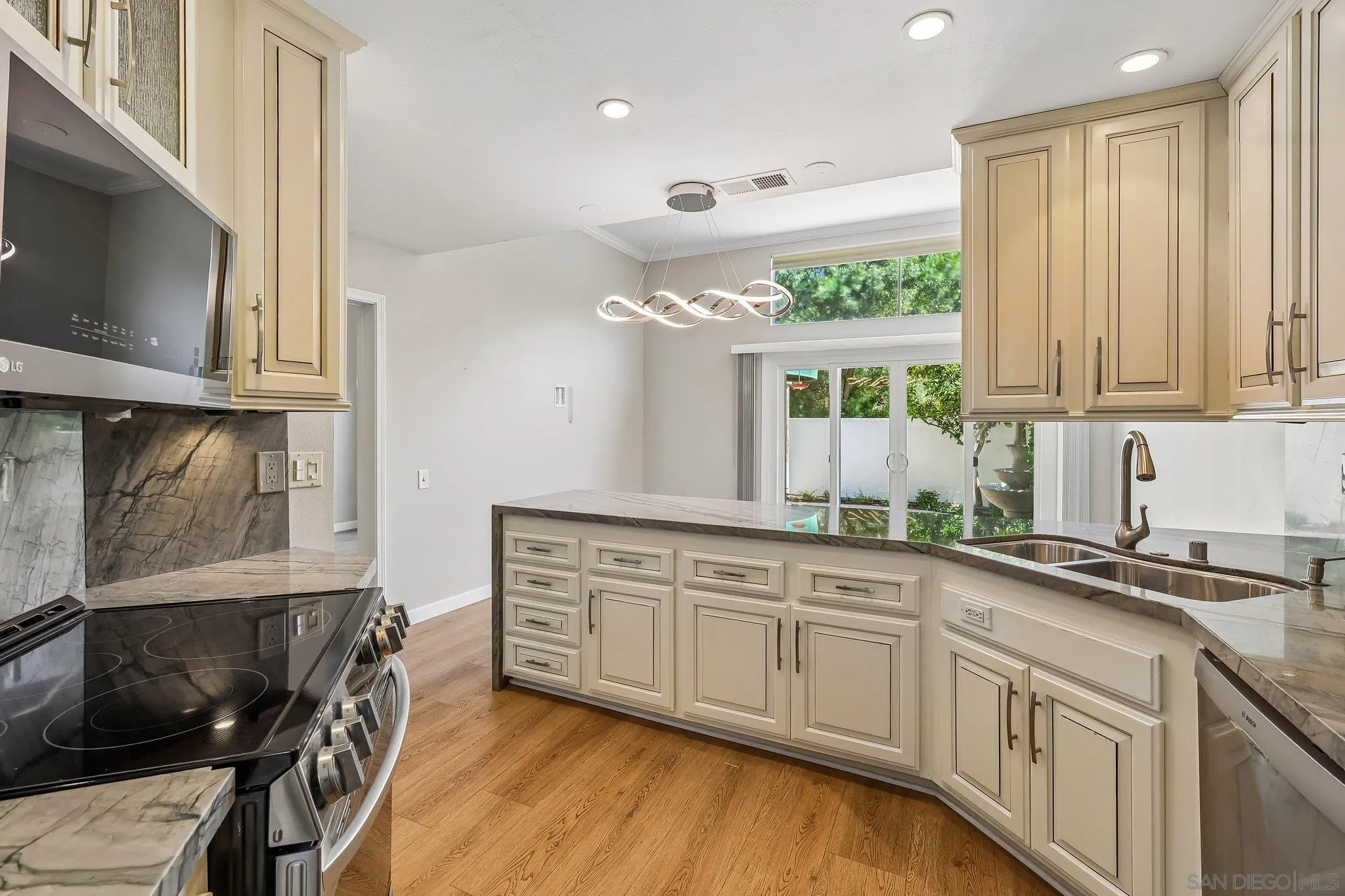 https://cdn.realtyfeed.com/cdn/127/260024045/39e0e6c029114628265a9dc85baf692e.webp