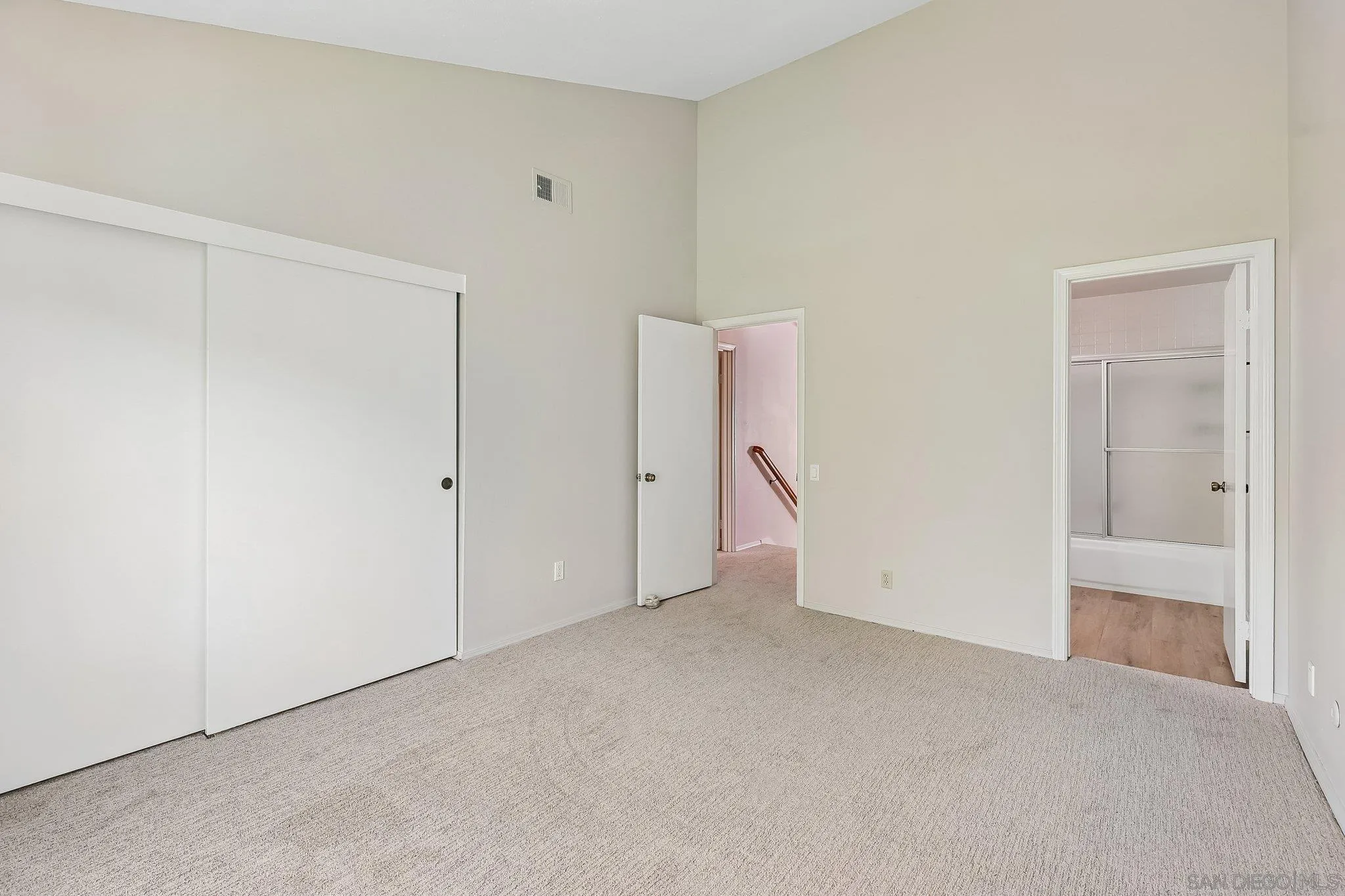 https://cdn.realtyfeed.com/cdn/127/260024045/7adf7e3e4c38a125a49d682736f7d8d6.webp
