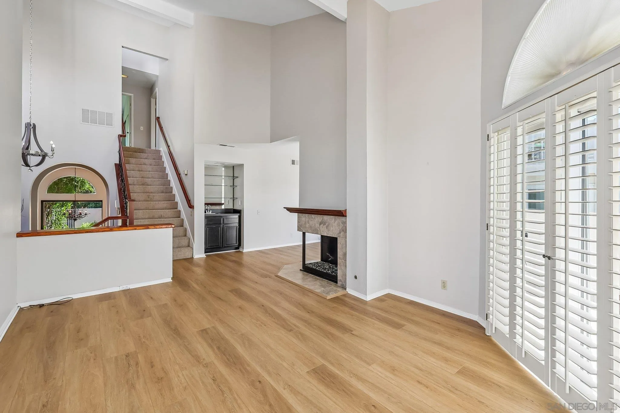 https://cdn.realtyfeed.com/cdn/127/260024045/82f9fd28062af85bcd28e03794cd592d.webp