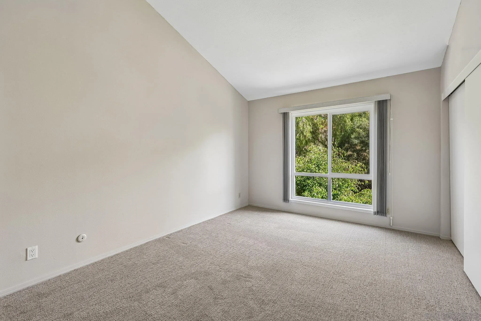 https://cdn.realtyfeed.com/cdn/127/260024045/90ca4625cf706f0da5ad1c964cc307f7.webp