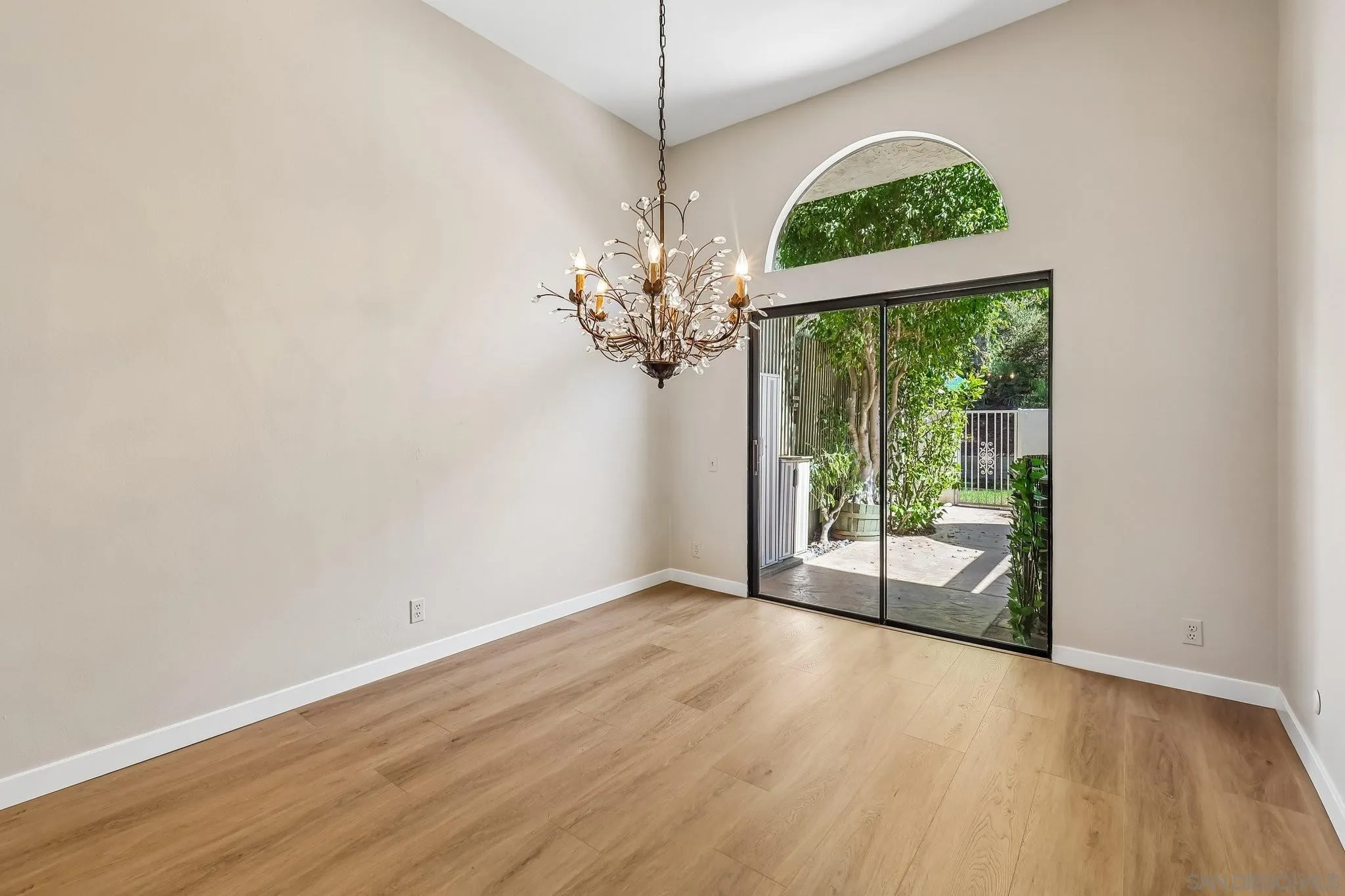 https://cdn.realtyfeed.com/cdn/127/260024045/f204d7280a73a1387f6ab029922553d9.webp
