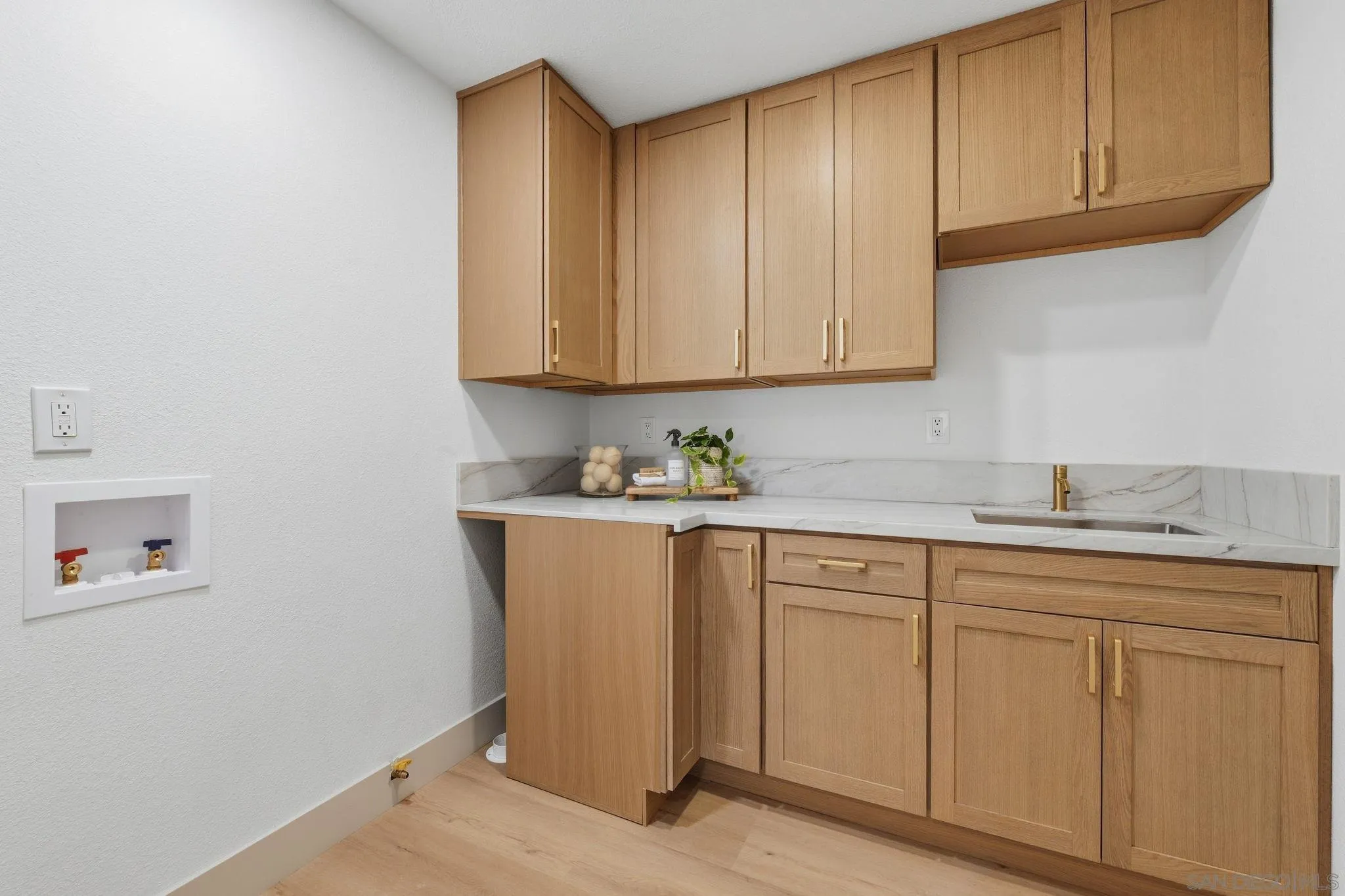 https://cdn.realtyfeed.com/cdn/127/260024054/dab9ec409bd9d474bd2b37cc5bdf3cc3.webp