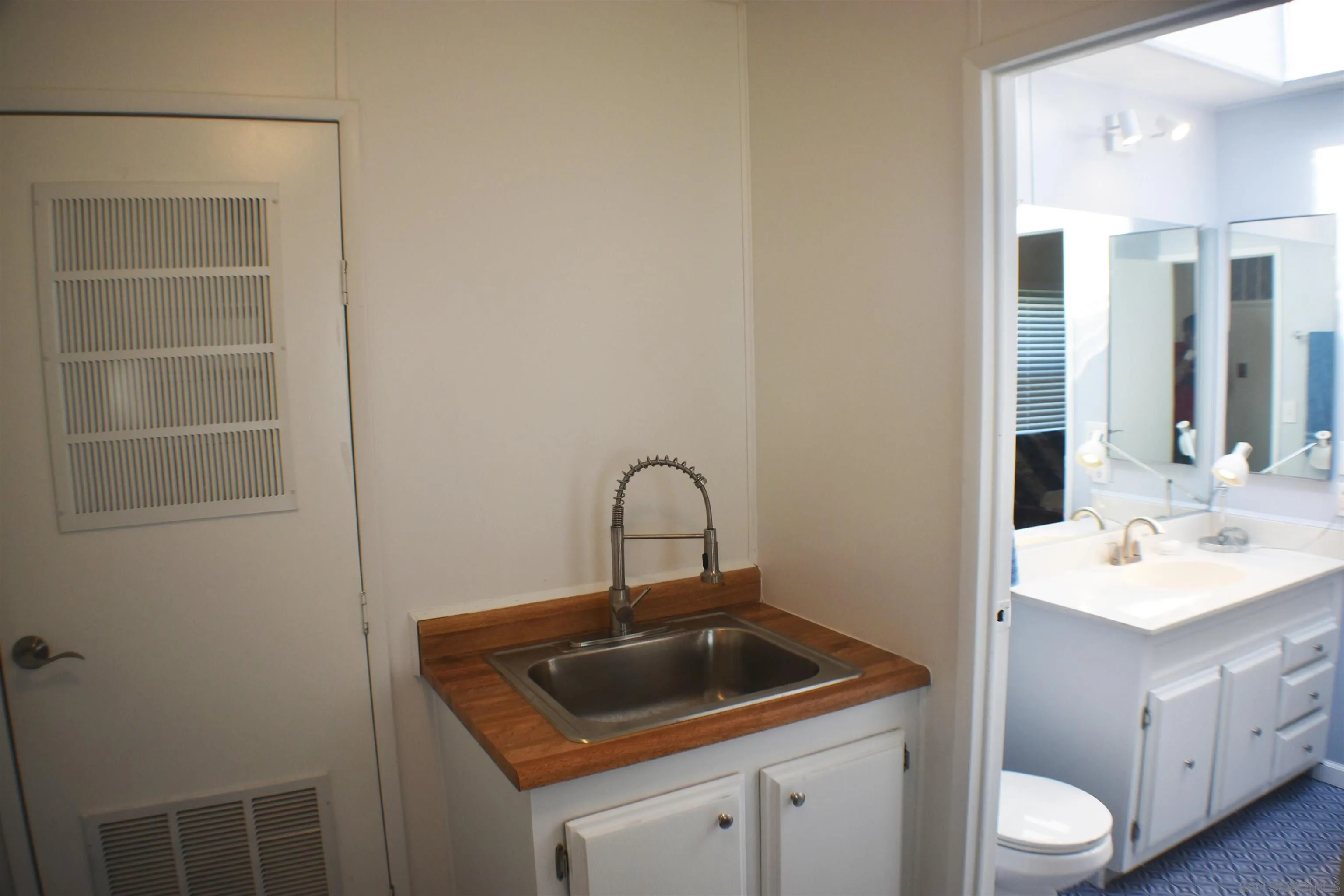 https://cdn.realtyfeed.com/cdn/127/260024056/3cc6c6274bc7b6736bb32ebe96bb7800.webp