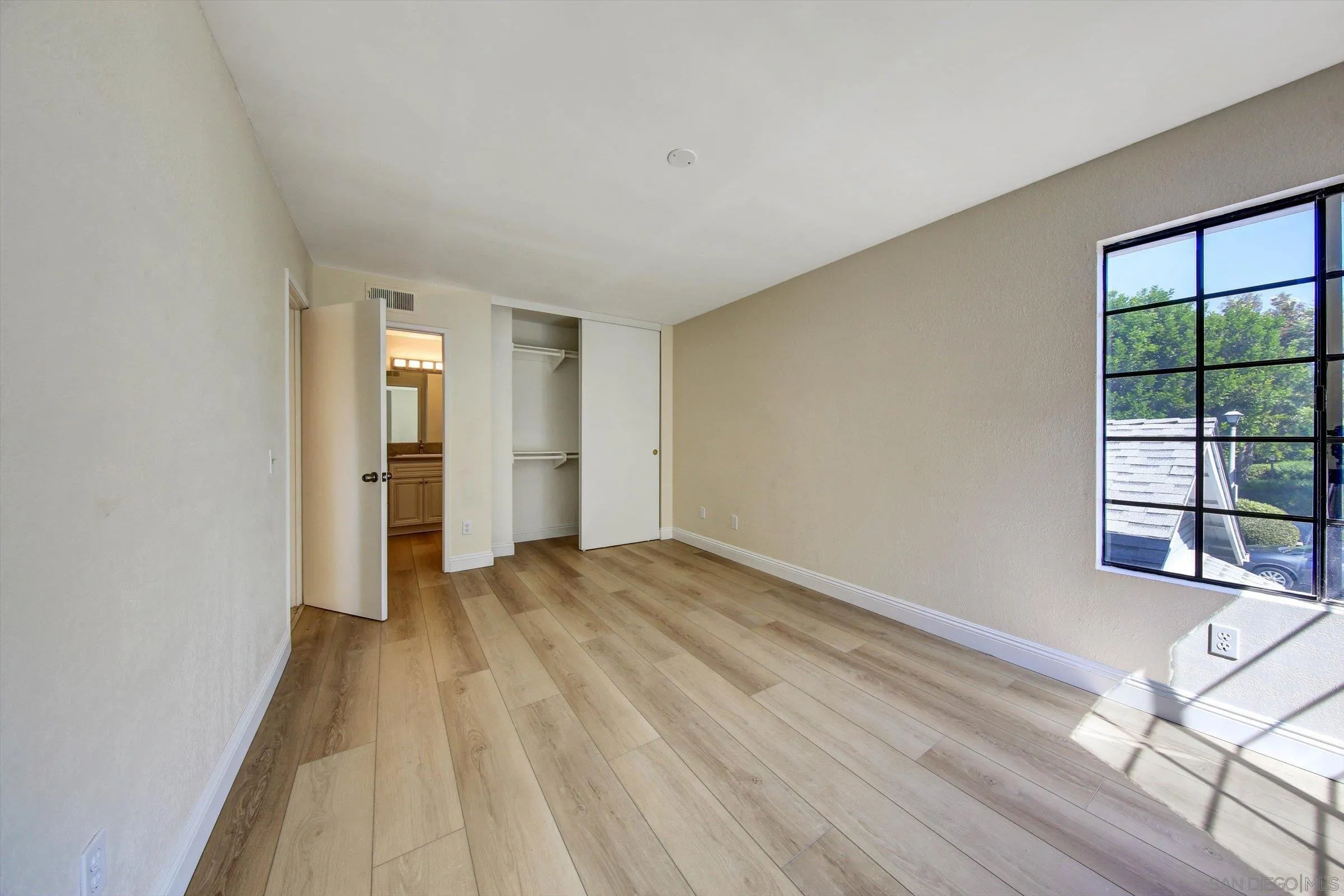 https://cdn.realtyfeed.com/cdn/127/260024066/838d33c6869e32a0624eefc3da5aed3b.webp
