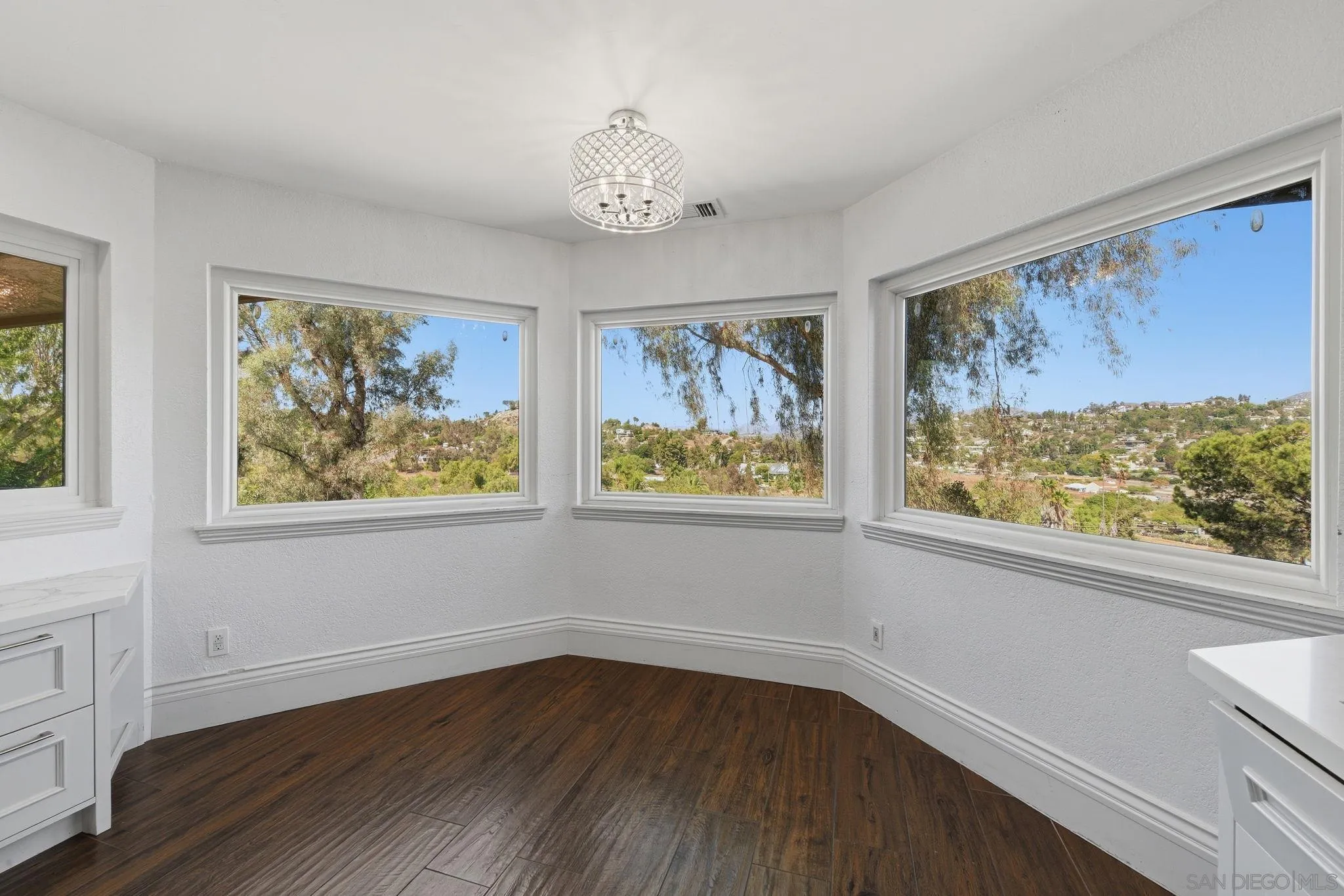 https://cdn.realtyfeed.com/cdn/127/260024070/3f0b4f6fa2c48a5e6c23c52490a3bad5.webp