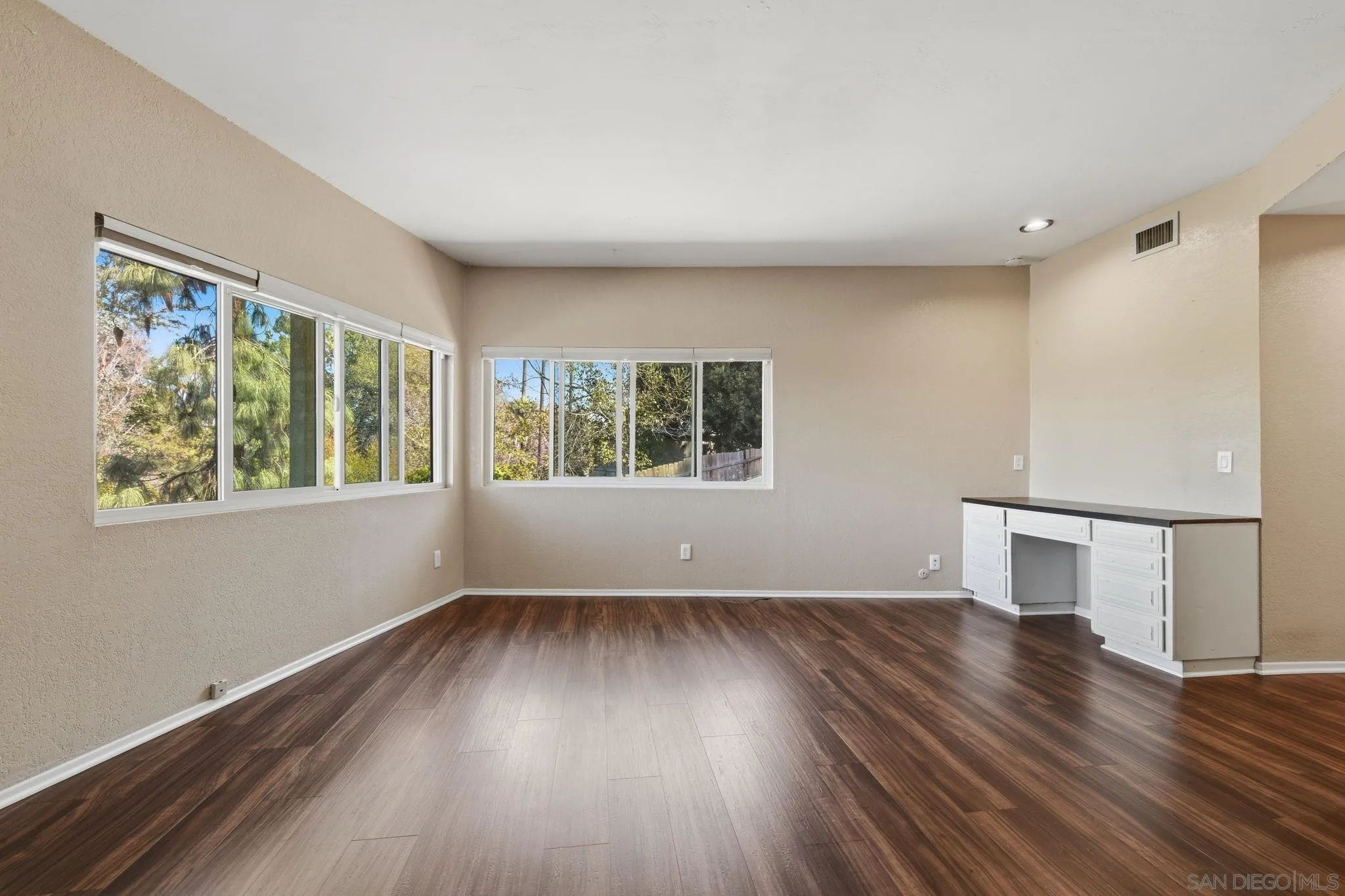 https://cdn.realtyfeed.com/cdn/127/260024070/ab2f46925926c8dc66fb422fc41edf7a.webp