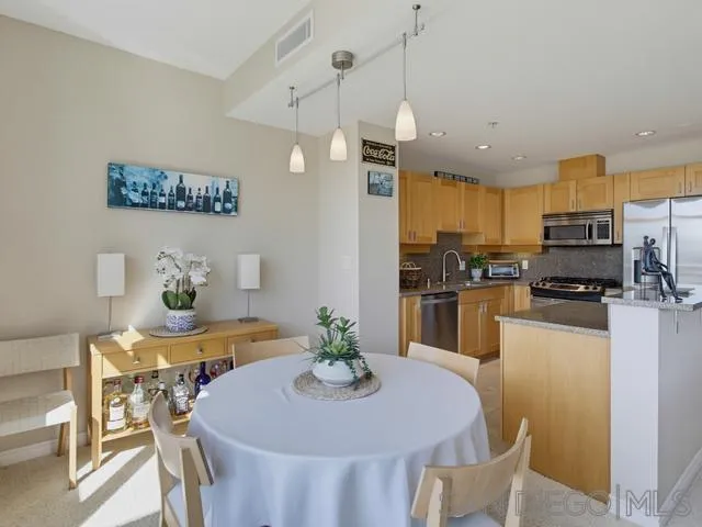 https://cdn.realtyfeed.com/cdn/127/260024084/e61540f6e0475fc295af7da4081660c1.webp