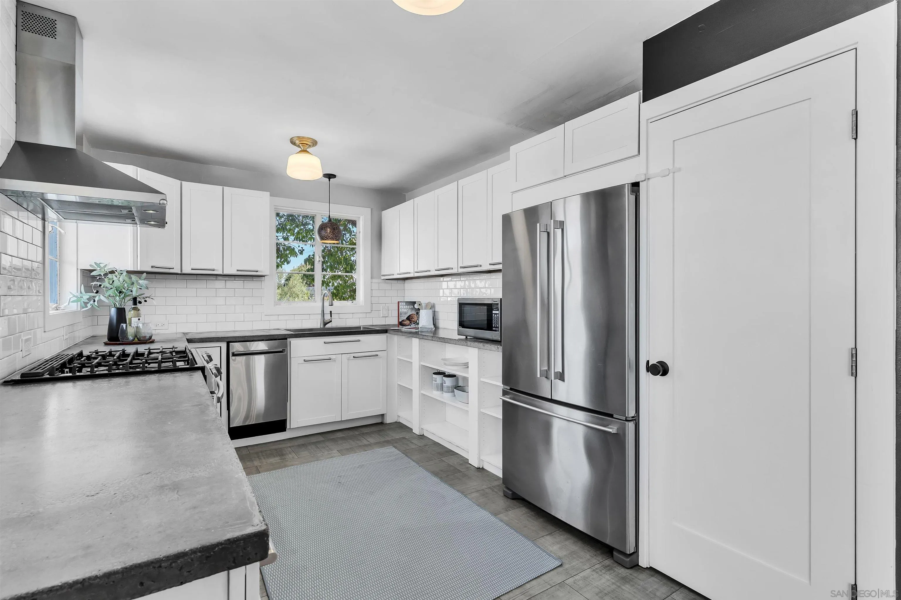 https://cdn.realtyfeed.com/cdn/127/260024091/1072a7e15c4abfbc30900c517899cca1.webp