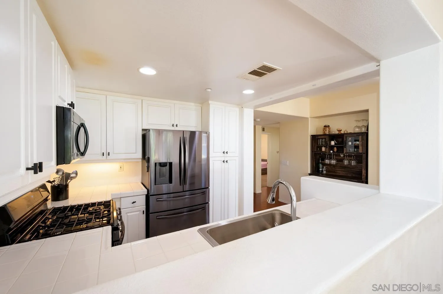 https://cdn.realtyfeed.com/cdn/127/260024092/760b37259f764fd566d951be1109eeeb.webp
