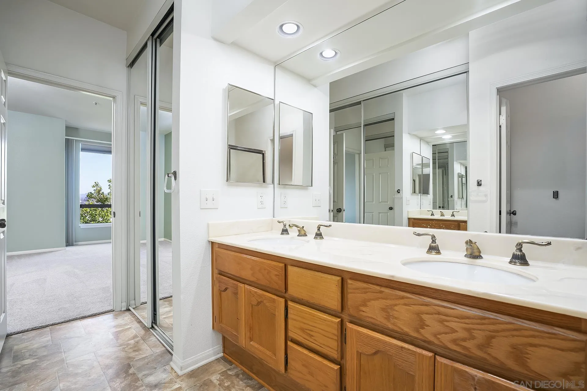 https://cdn.realtyfeed.com/cdn/127/260024099/383a73108c48312f24ec4fab220c4831.webp