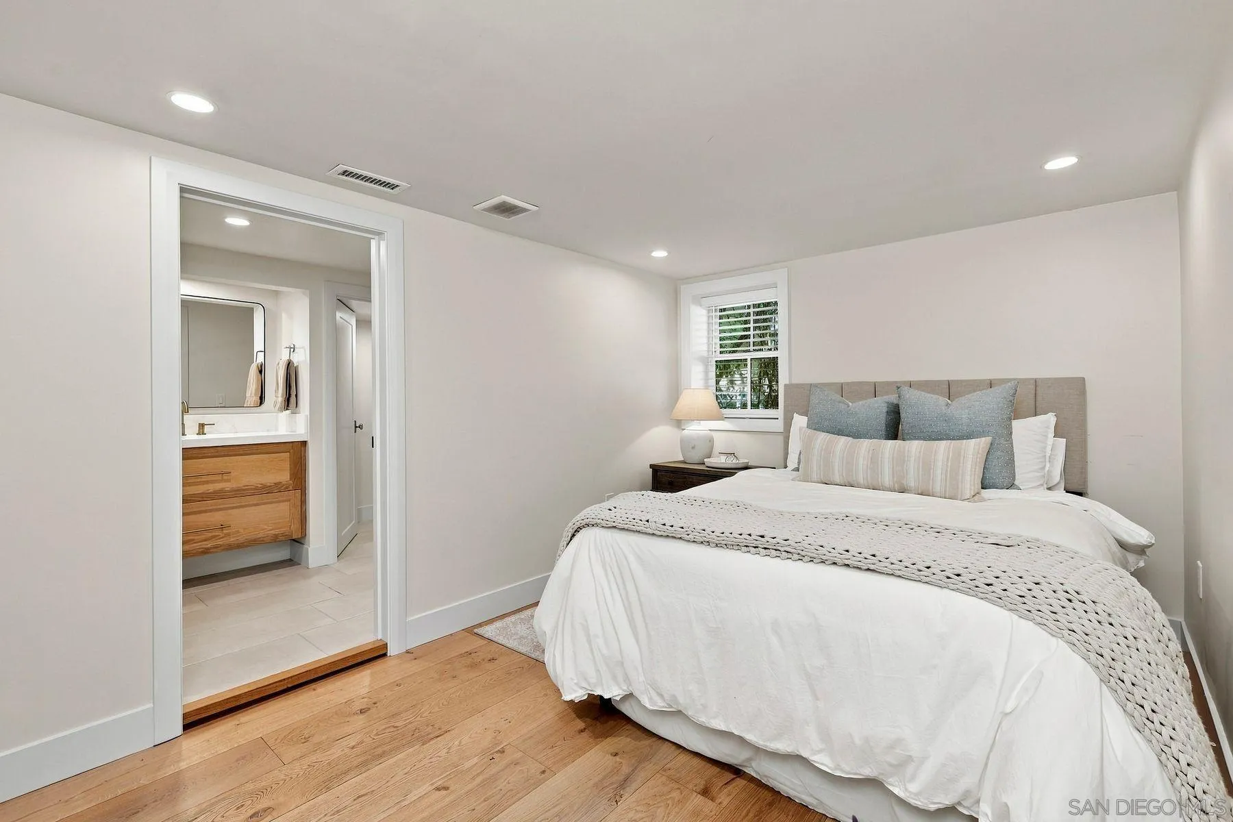 https://cdn.realtyfeed.com/cdn/127/260024105/2e0a5ddb61c02086d37c49c7c4bd0c65.webp