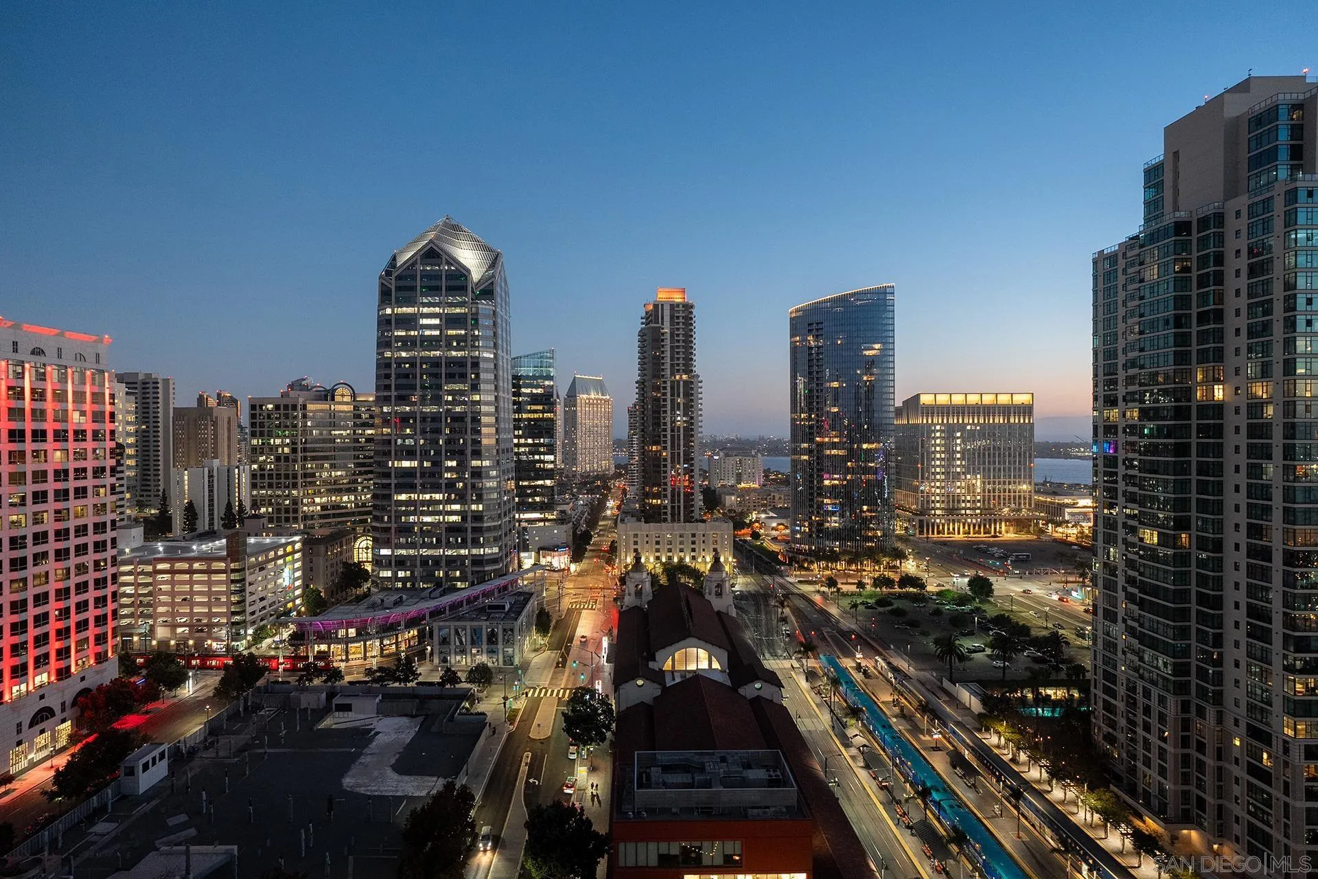 https://cdn.realtyfeed.com/cdn/127/260024112/903ffe338afdcec5a4e3aa6dd8c8b021.webp